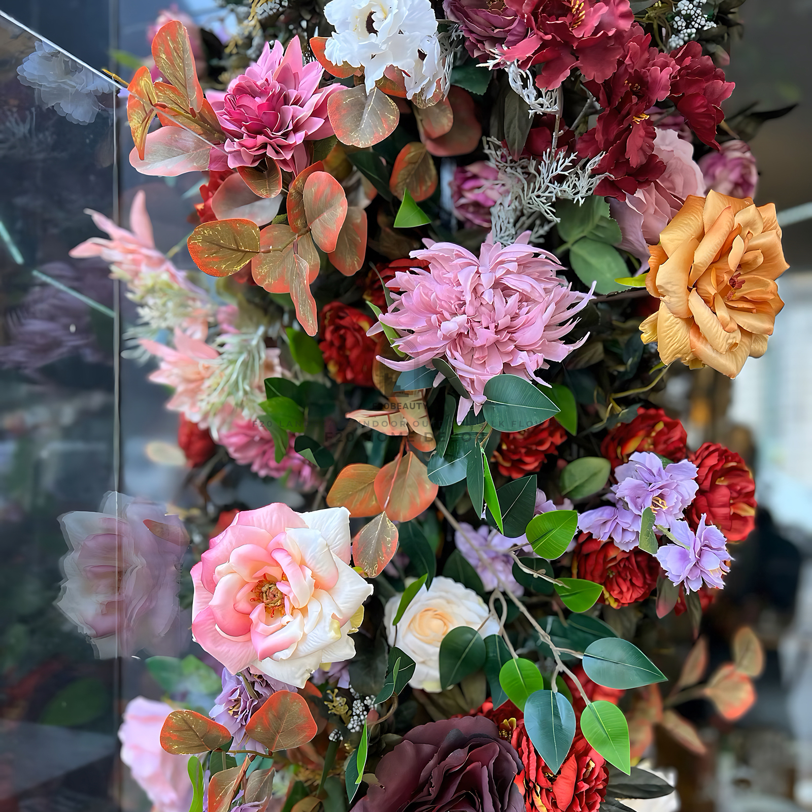 Chi tiết cổng hoa hồng lụa giả trang trí quán cafe