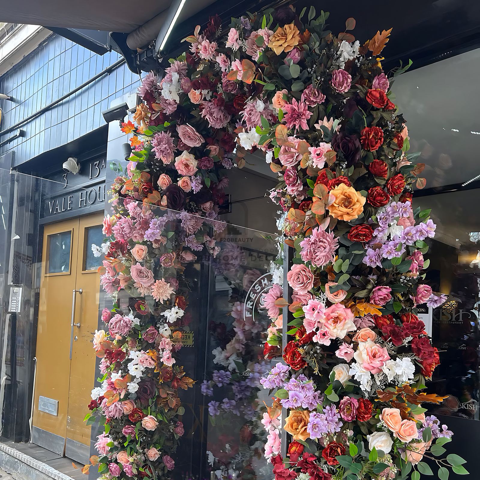 Thi công cổng hoa hồng lụa giả trang trí quán cafe