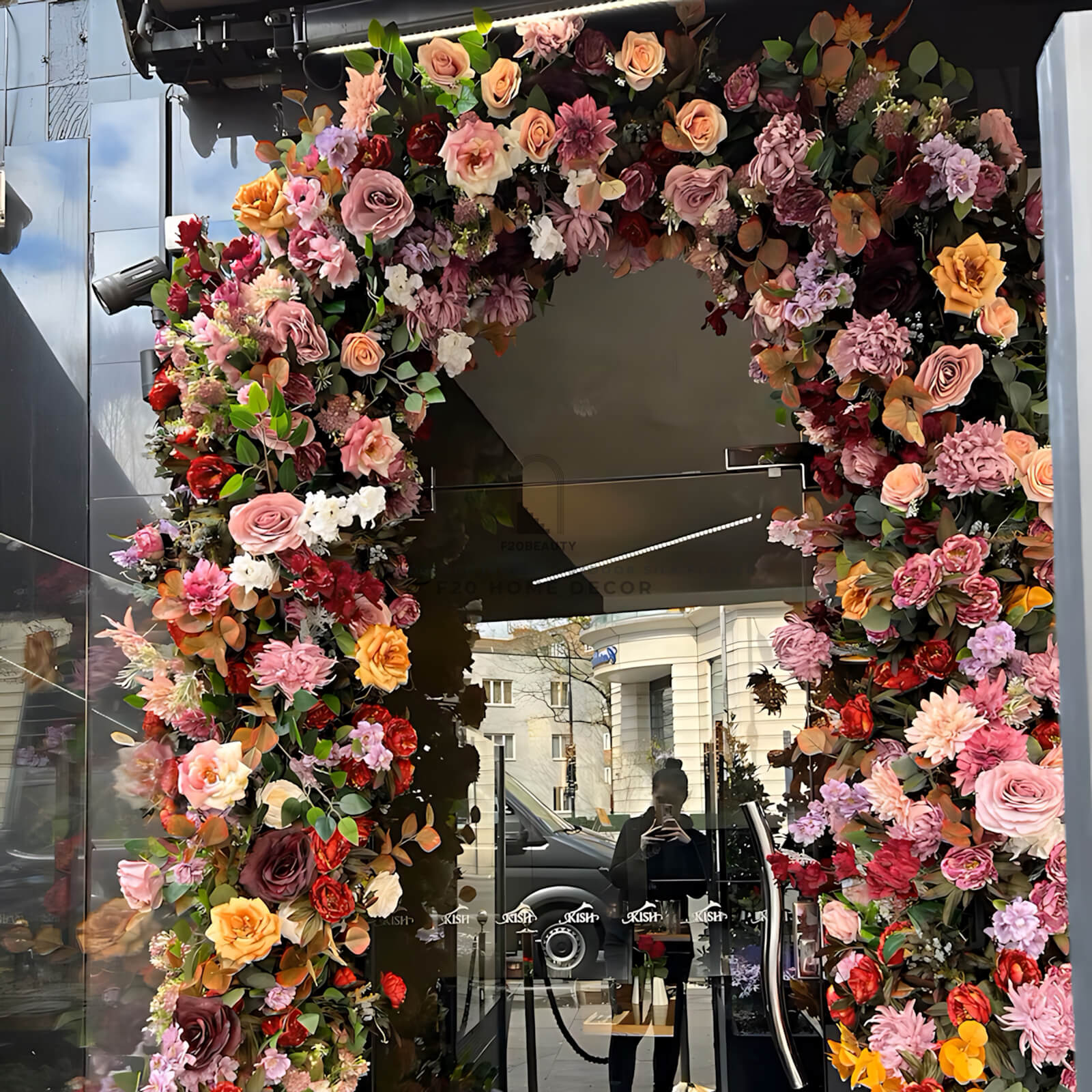 Thi công cổng hoa hồng lụa giả trang trí quán cafe