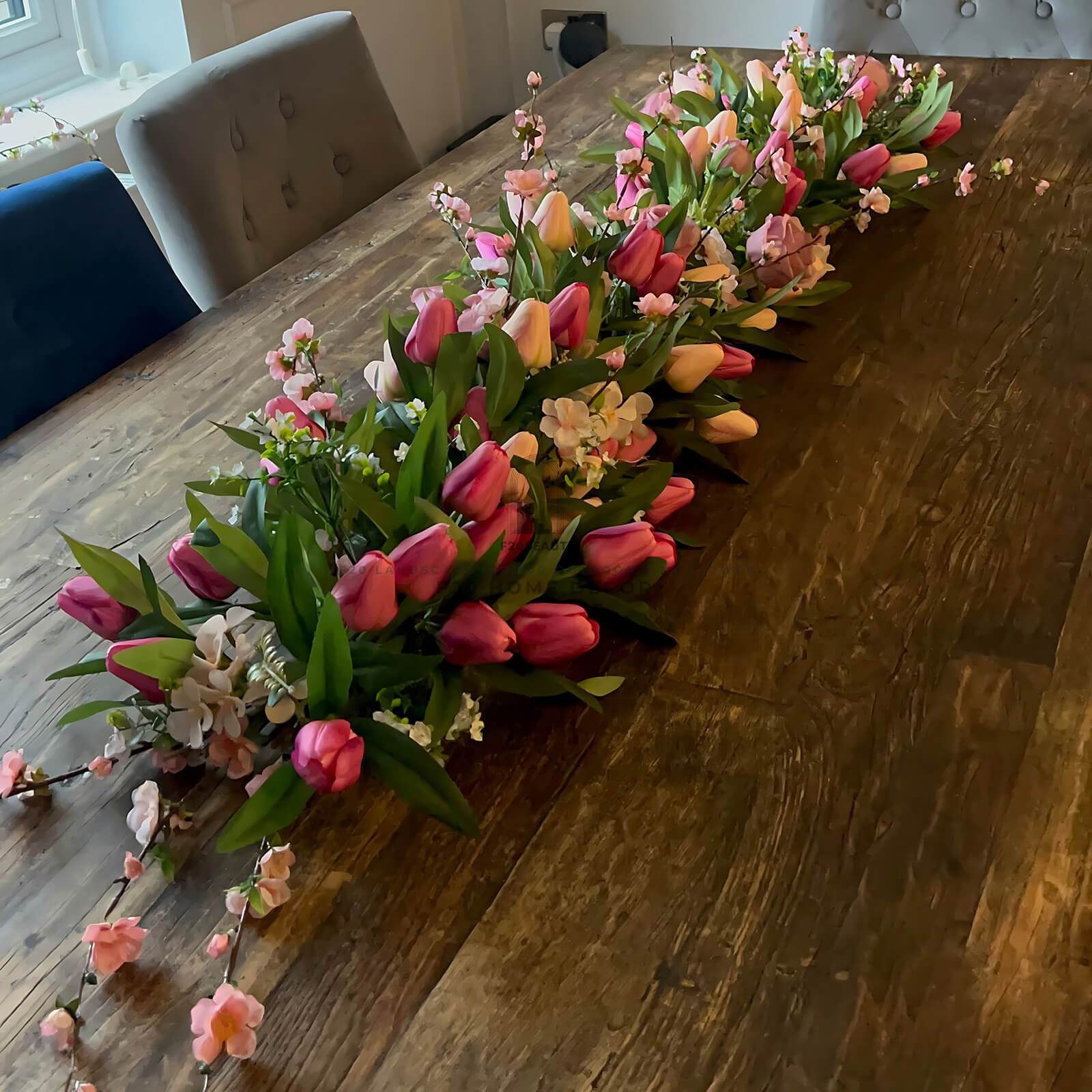 Thi công hoa giả để bàn hội nghị