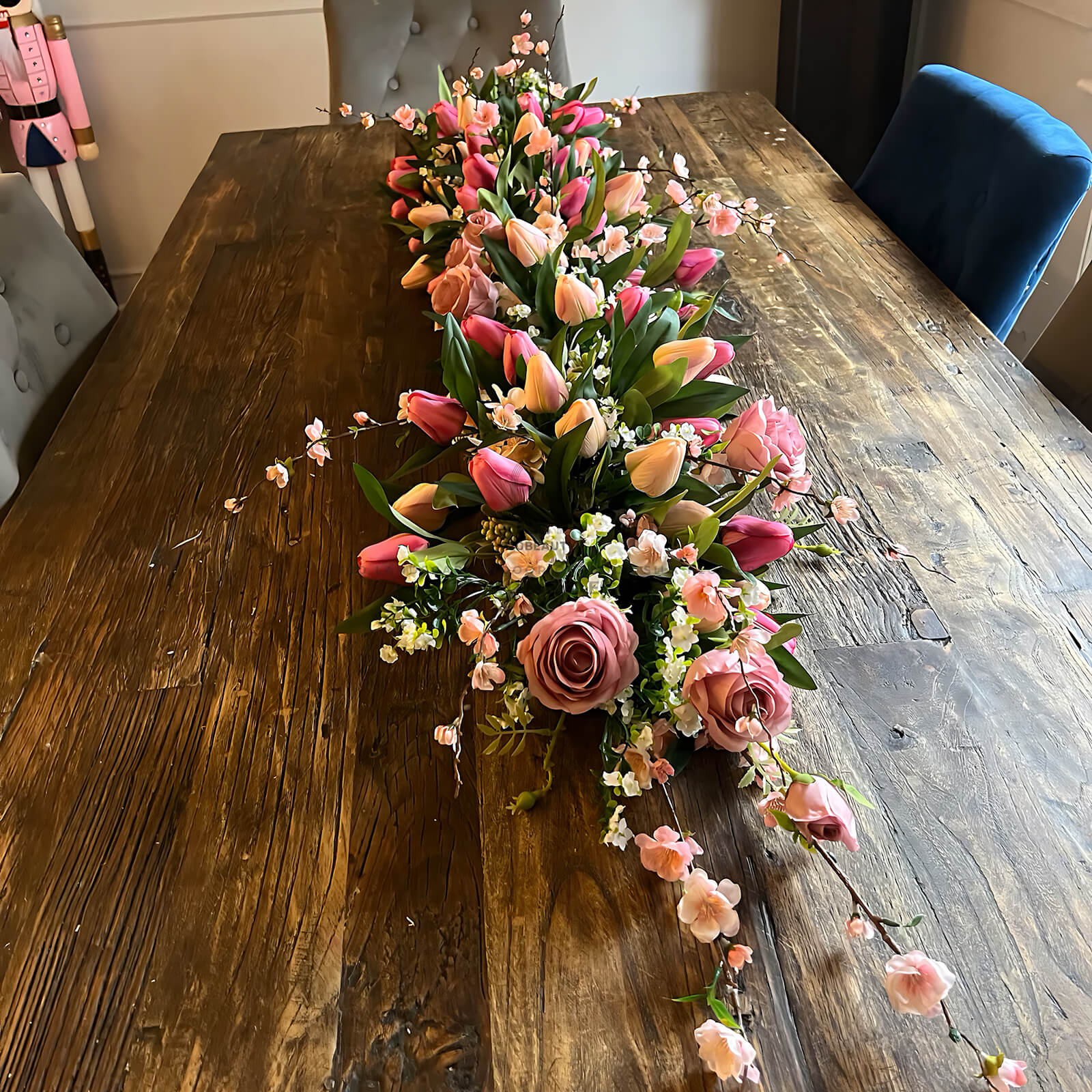 Thi công hoa giả để bàn hội nghị