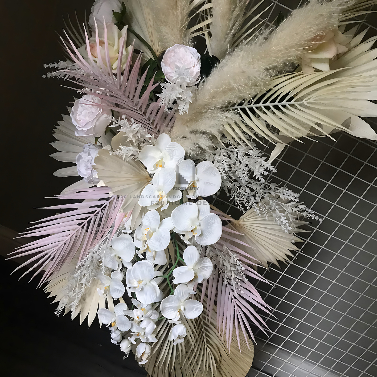 Chi tiết hoa giả trang trí backdrop sân khấu tông màu trắng