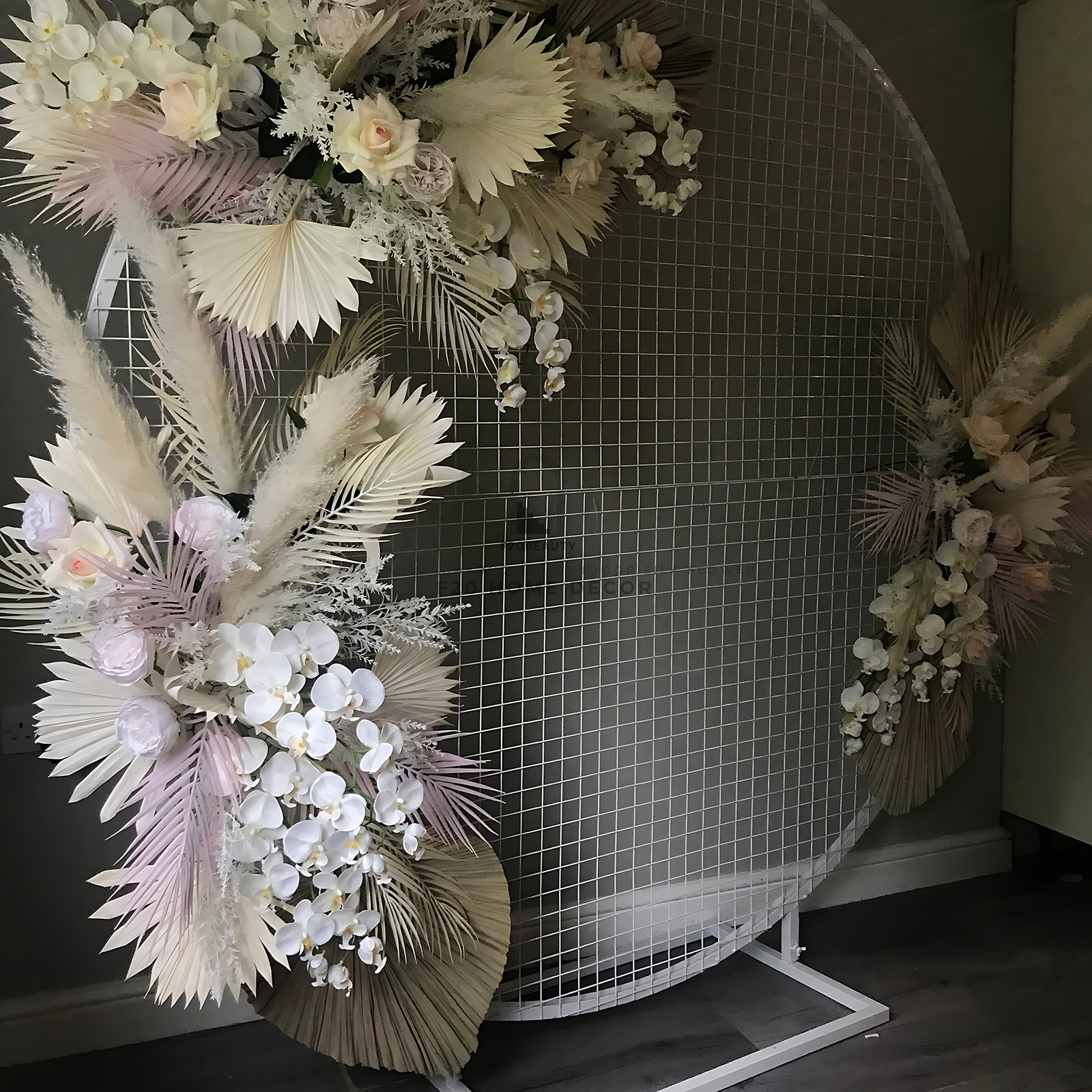 Thi công hoa giả trang trí backdrop sân khấu tông màu trắng