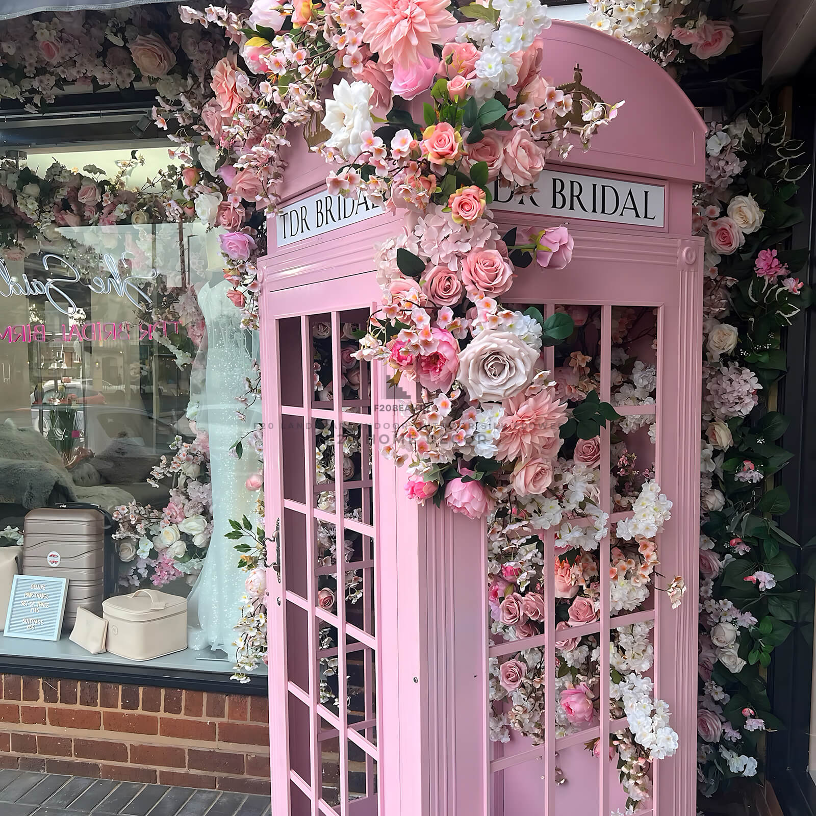 Thi công hoa giả trang trí booth điện thoại tông màu hồng phấn