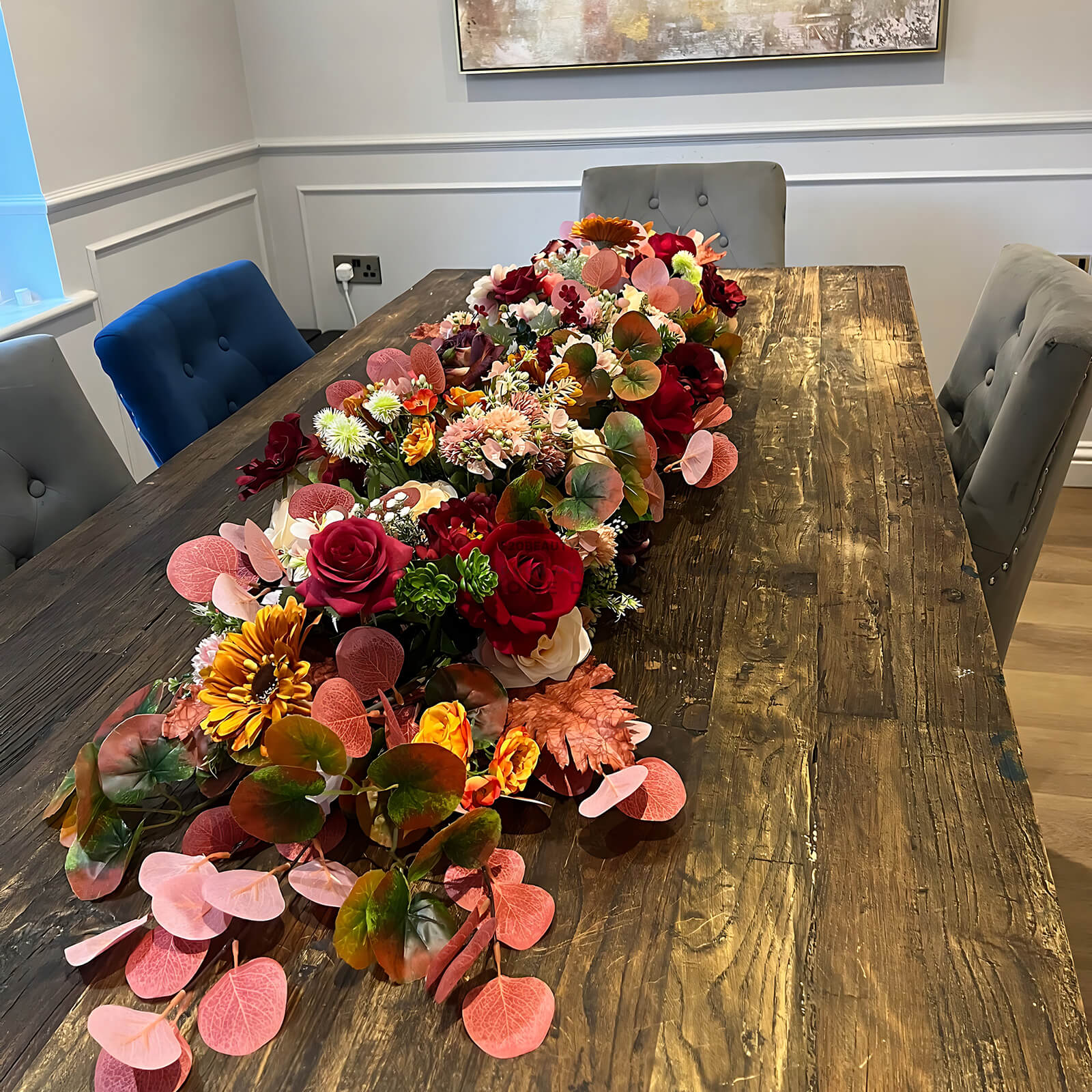 Thi công hoa hồng giả nhiều màu trang trí bàn hội nghị