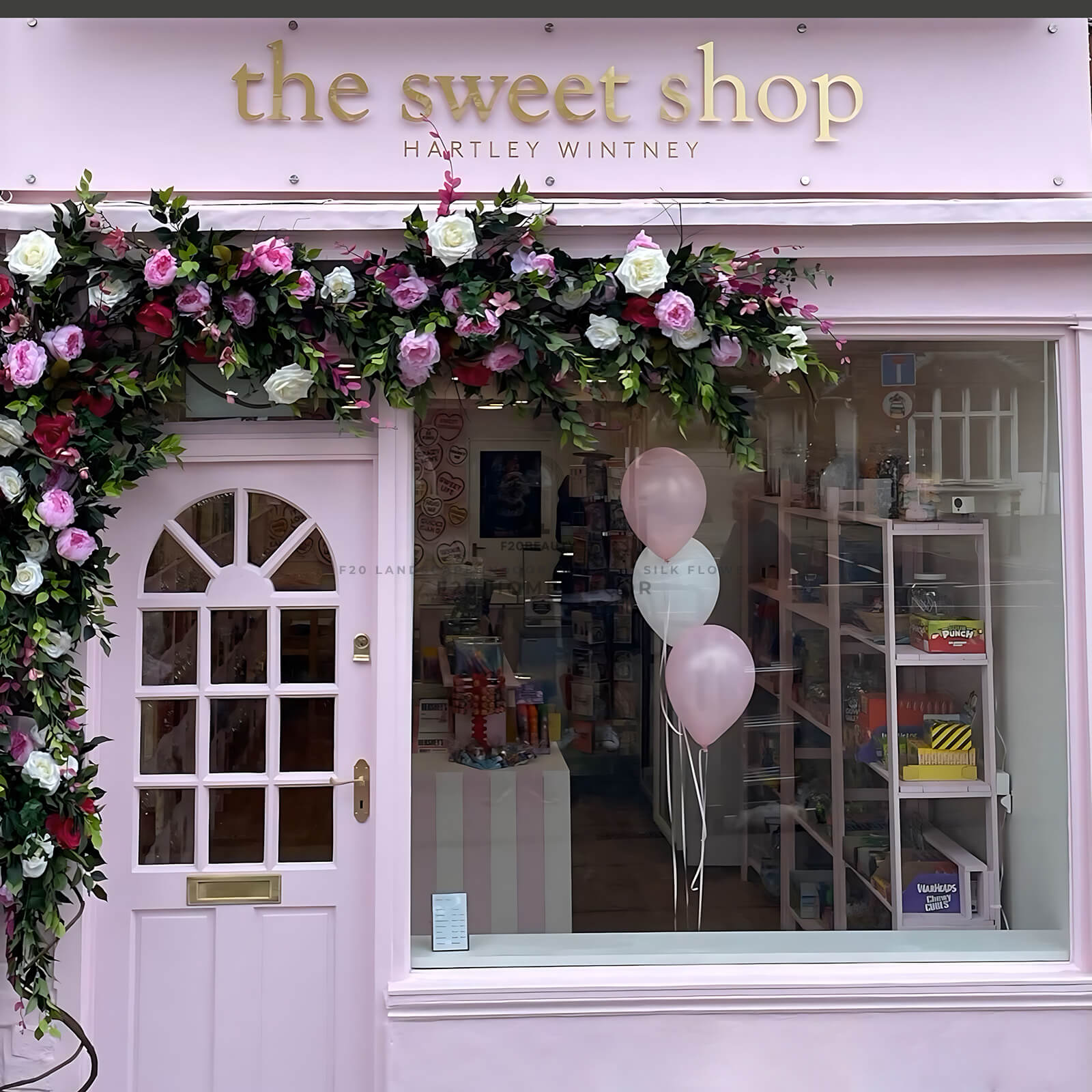 Thi công hoa hồng leo giả trang trí cửa hàng