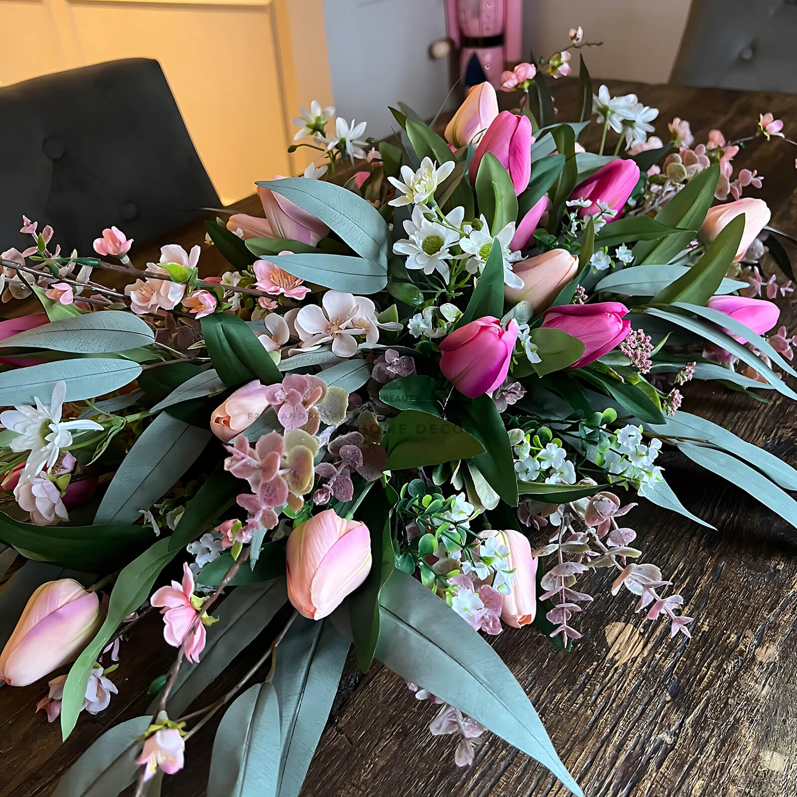 Chi tiết hoa tulip giả để bàn hội nghị