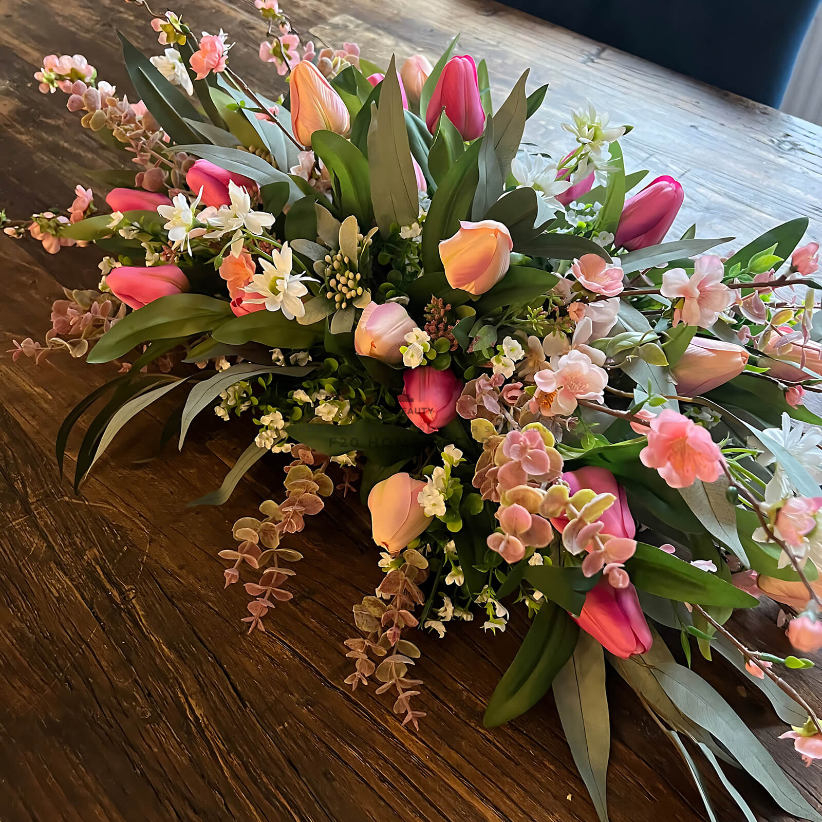 Chi tiết hoa tulip giả để bàn hội nghị