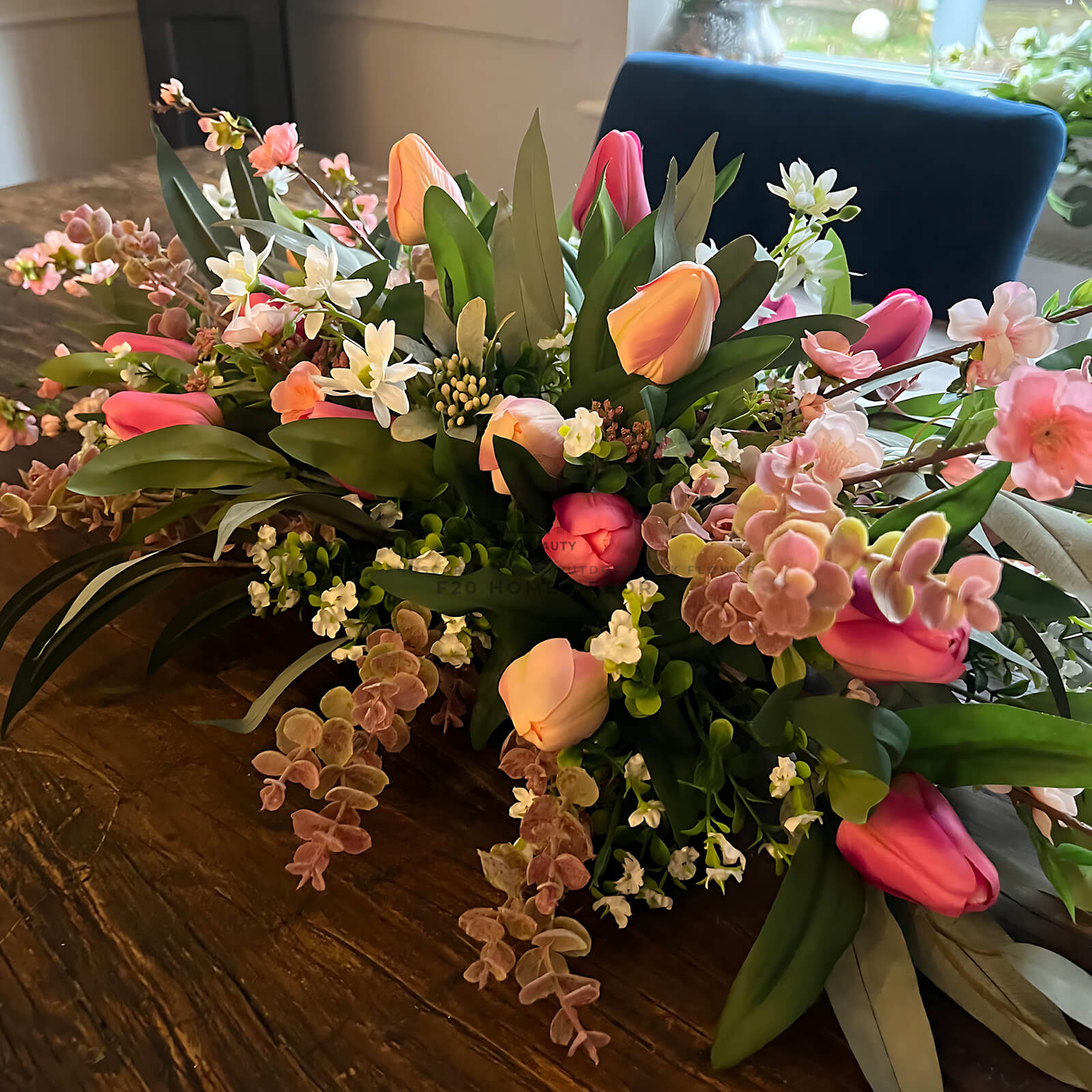 Chi tiết hoa tulip giả để bàn hội nghị
