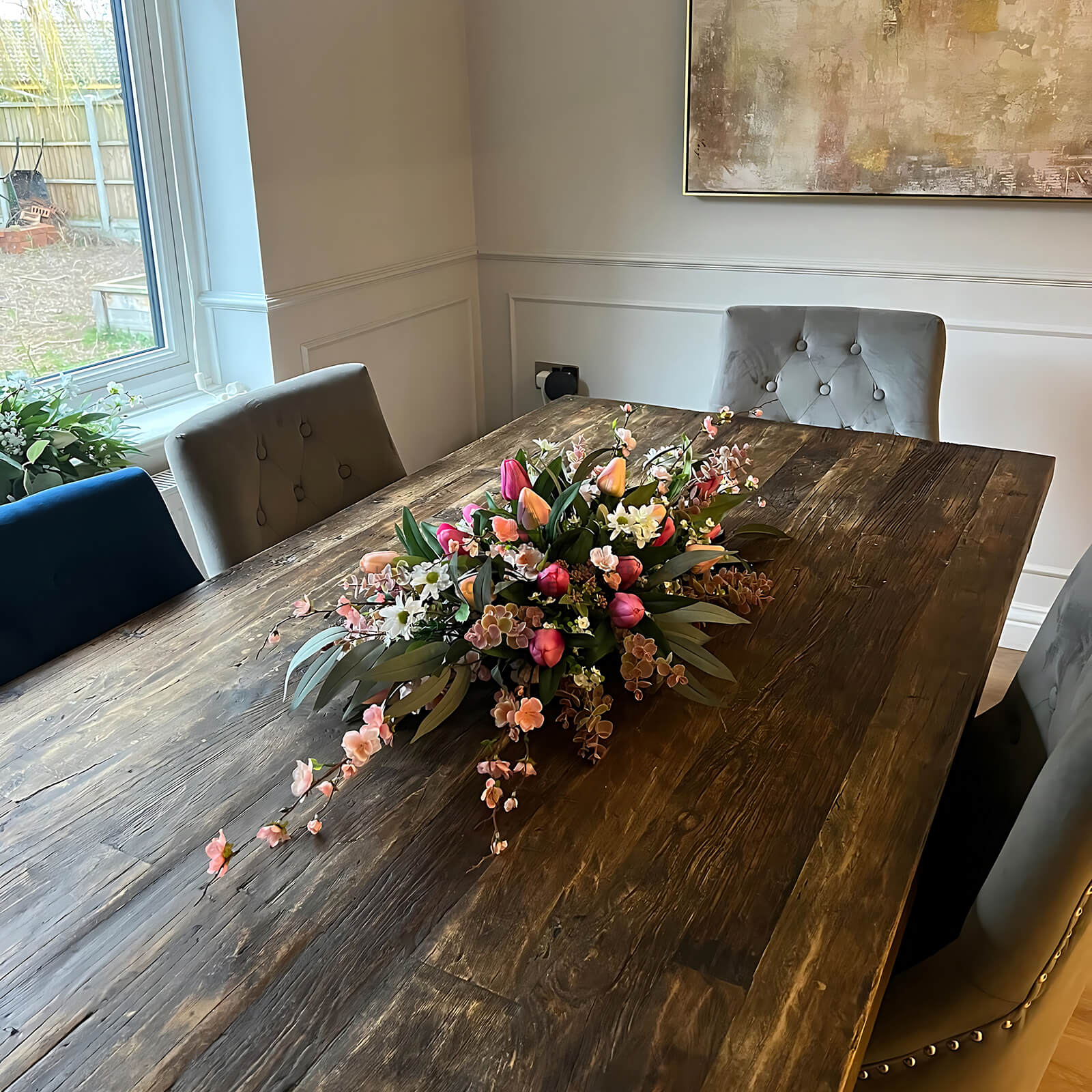 Thi công hoa tulip giả để bàn hội nghị