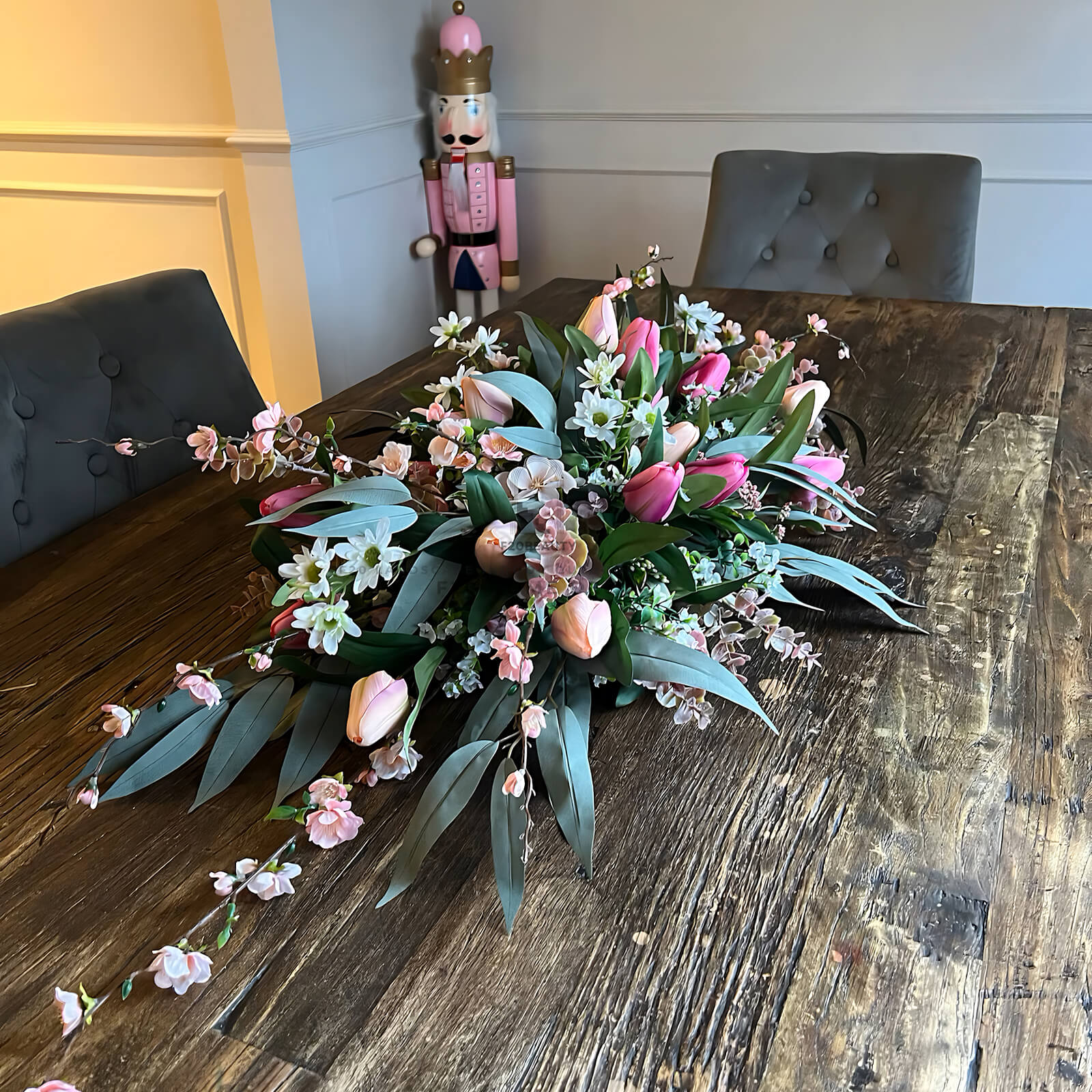 Thi công hoa tulip giả để bàn hội nghị