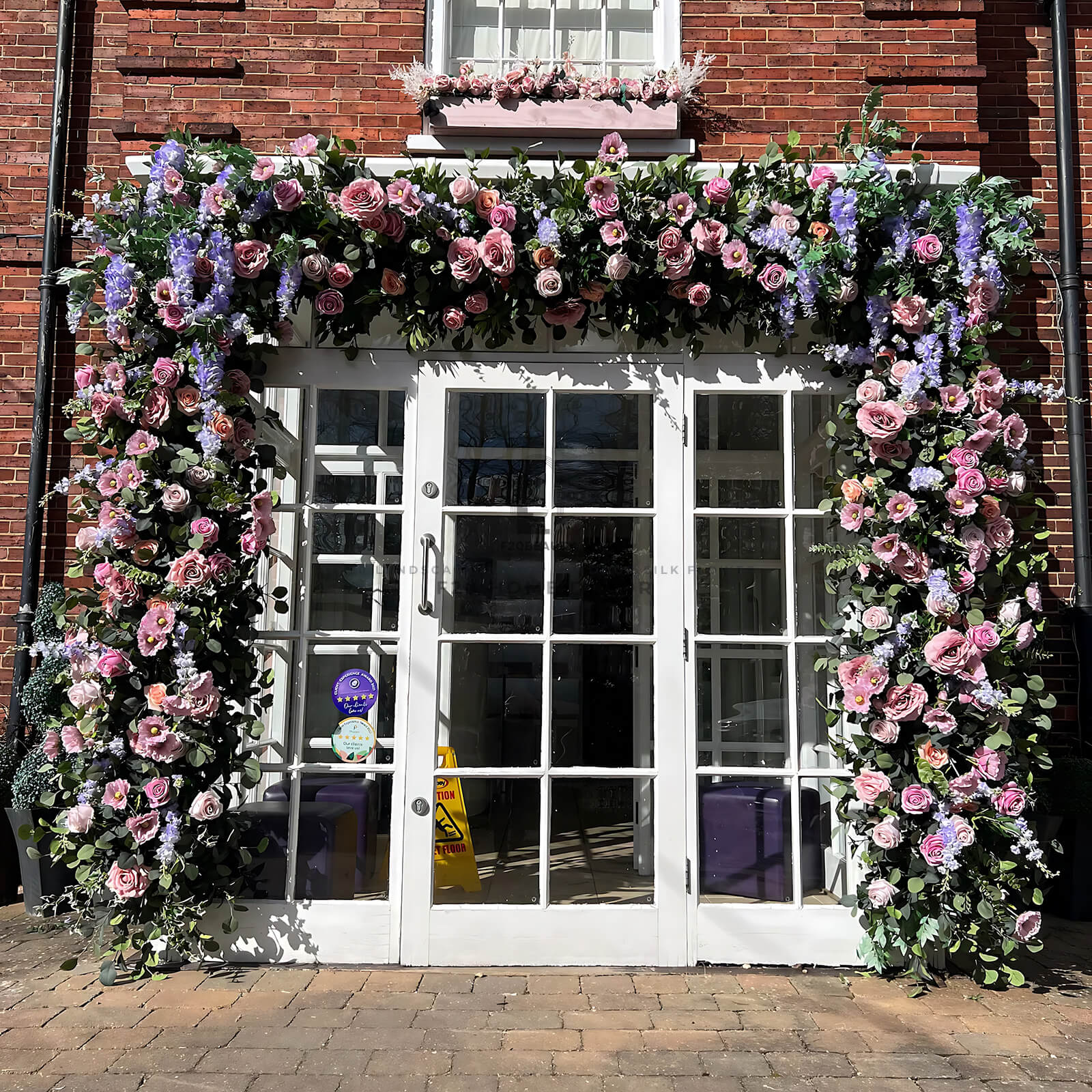 Thi công tường hoa hồng giả phong cách cổ điển