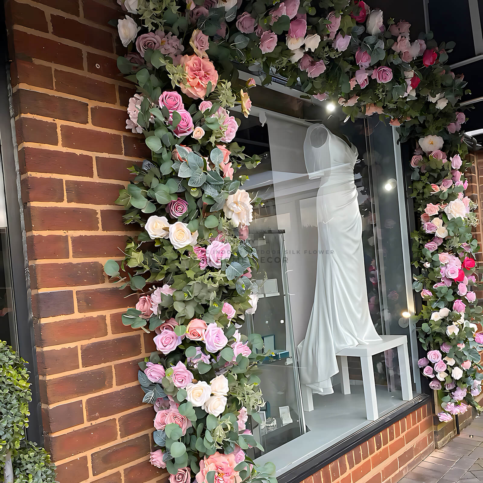 Thi công tường hoa lụa trang trí cửa hàng thời trang