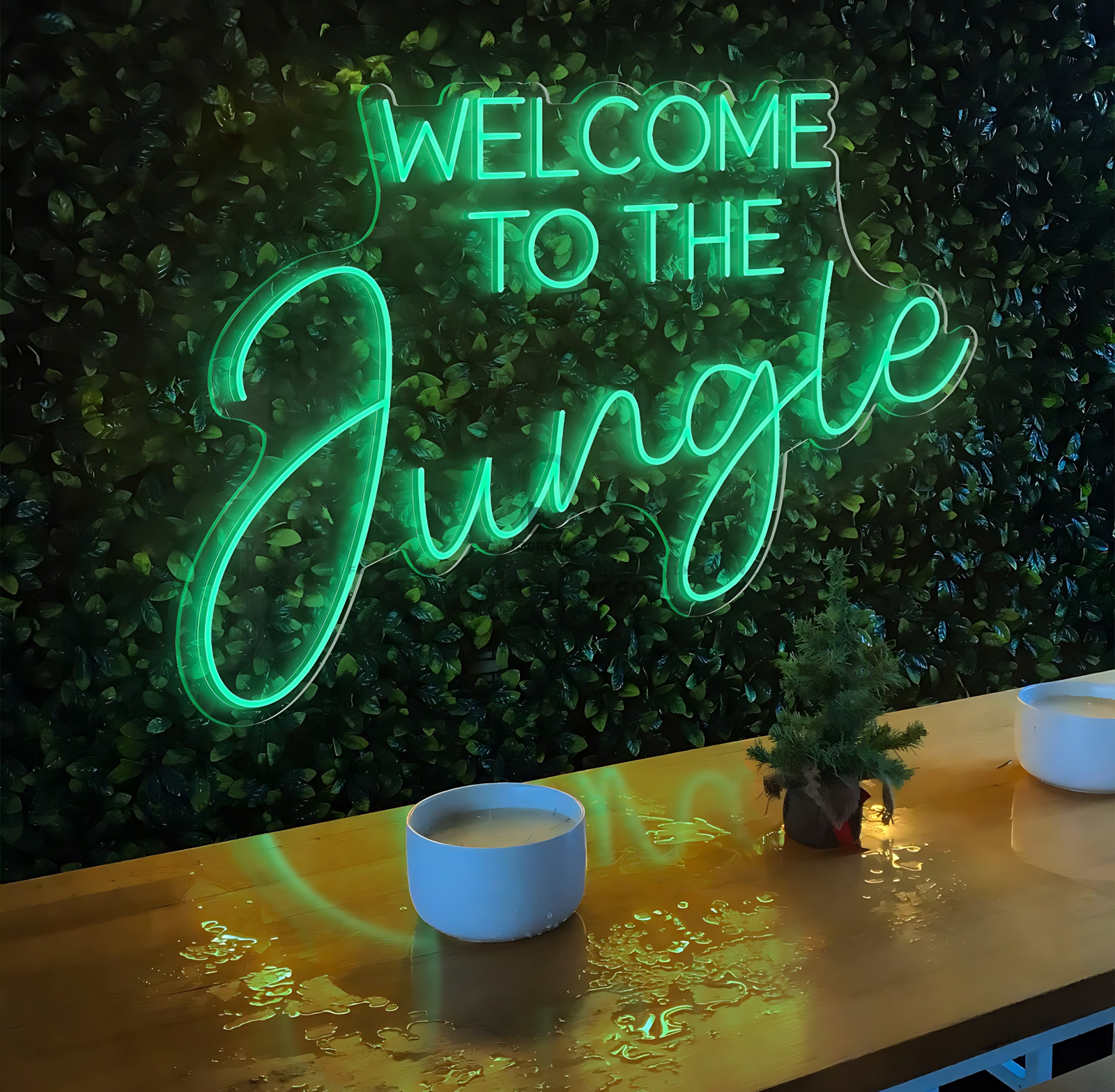 Tường cỏ giả kết hợp đèn led tạo ý tưởng độc đáo cho không gian sống