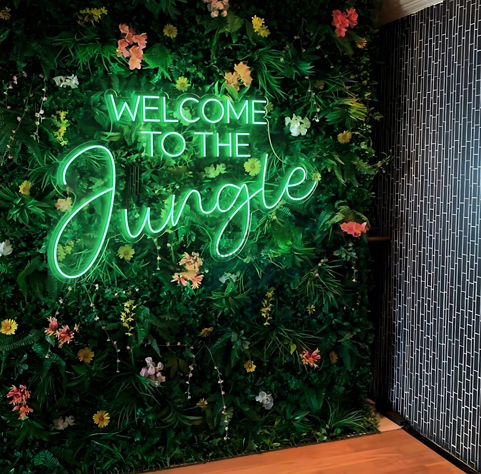 Tường cỏ giả kết hợp đèn led sự kết hợp hoàn hảo