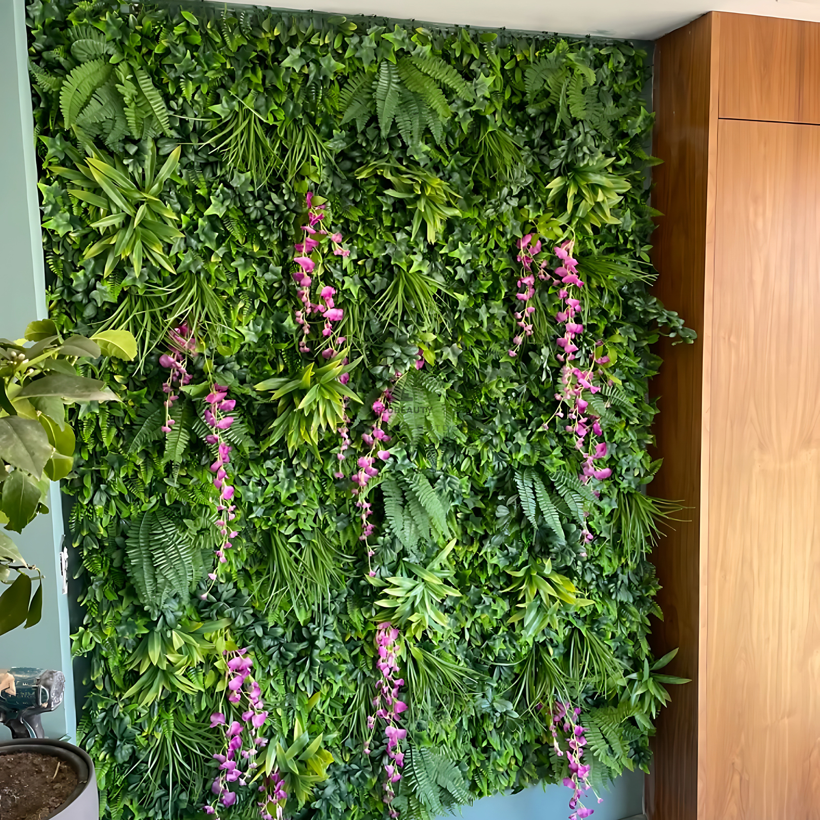 Tường cây giả trang trí điểm lá hoa điểm màu hồng tạo điểm nhấn độc đáo cho không gian sống