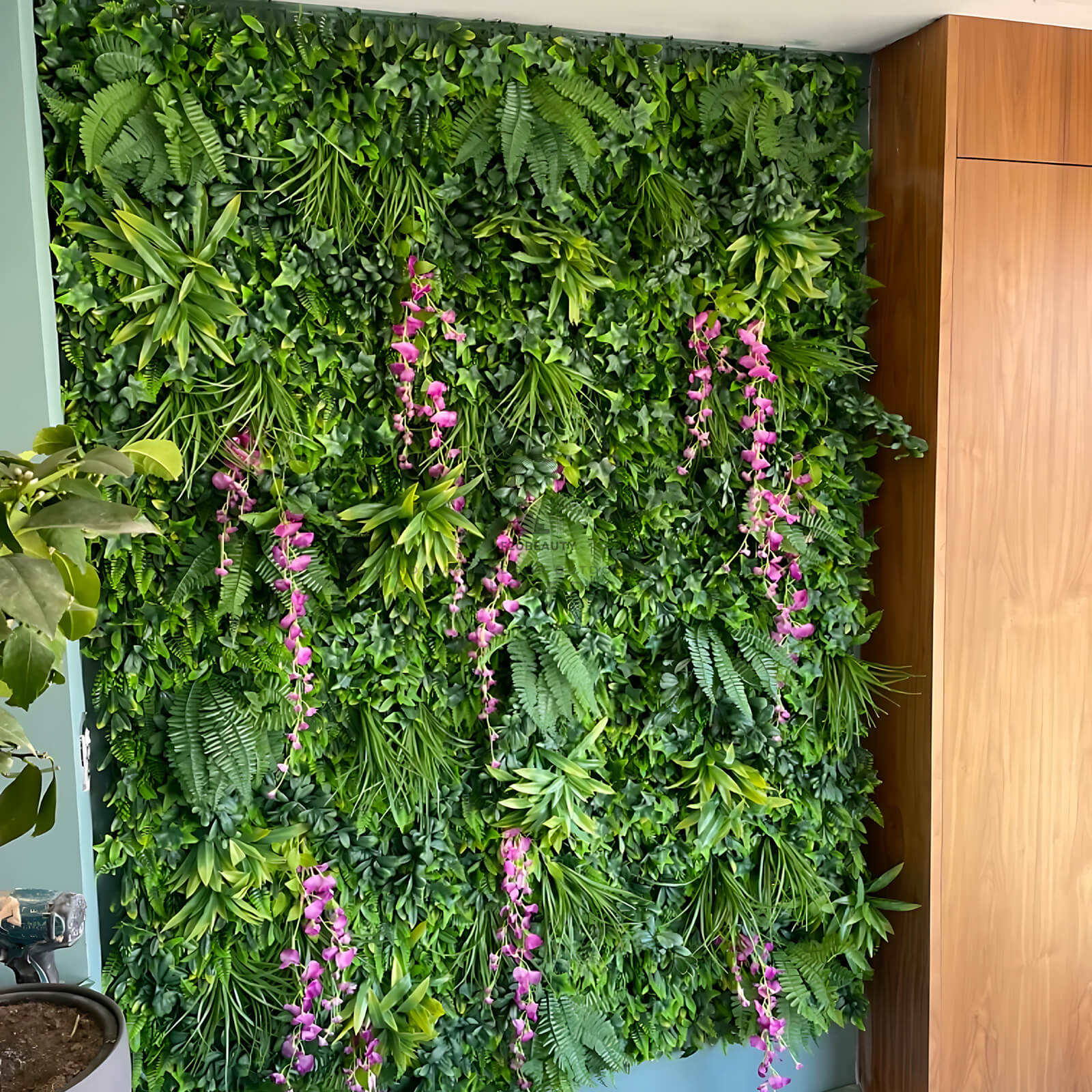 Tường cây giả trang trí điểm lá hoa điểm màu hồng