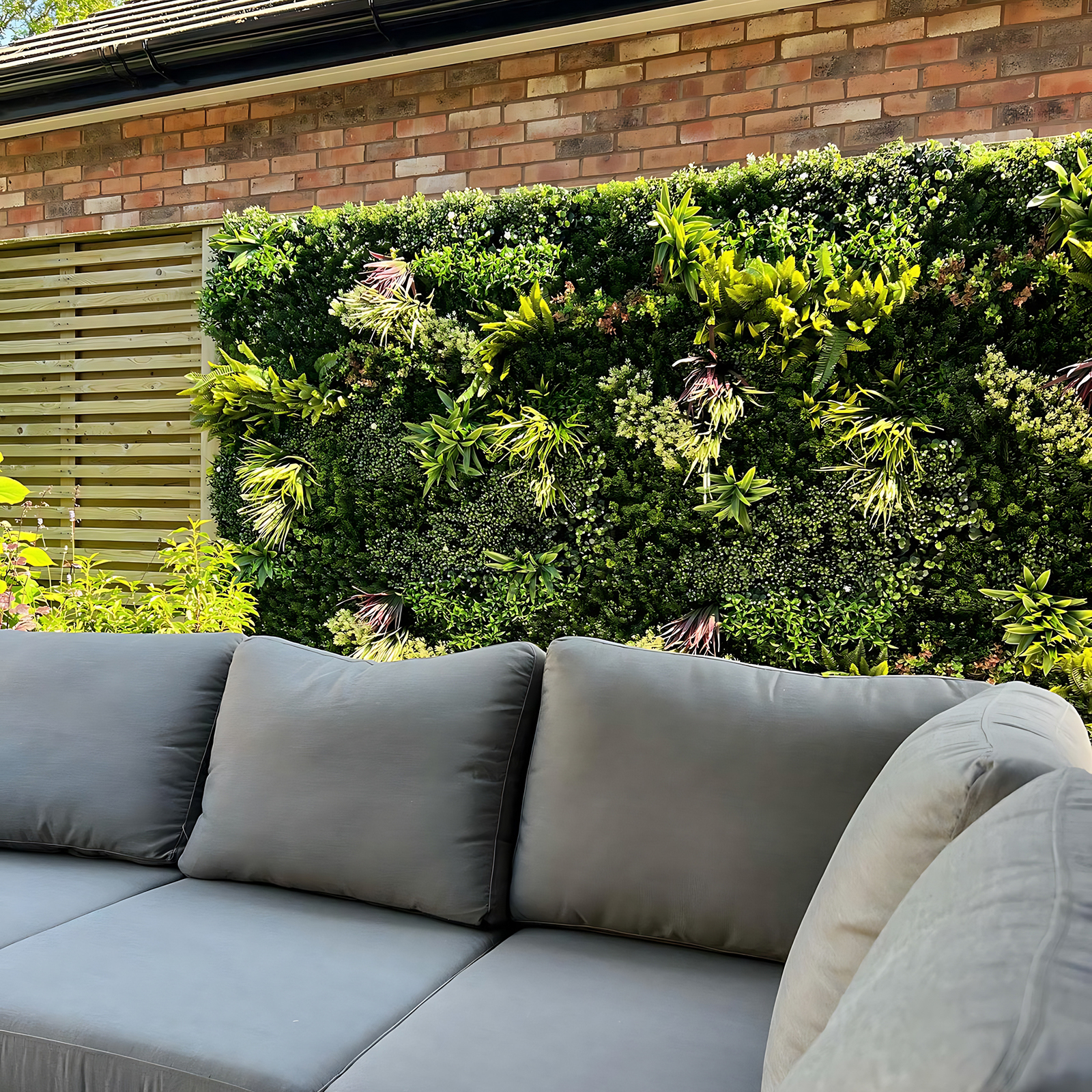 Thiết kế tường cây giả trang trí ngoại thất sân vườn đẹp mắt