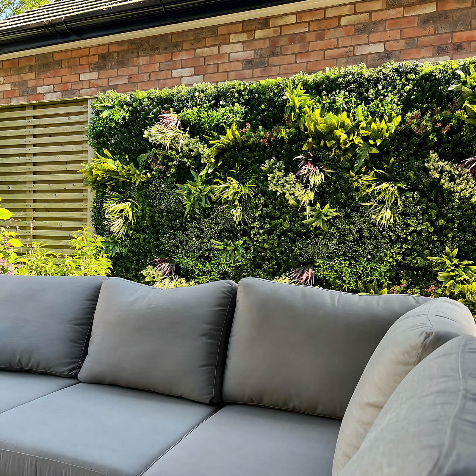 Tường cây giả trang trí ngoại thất sân vườn