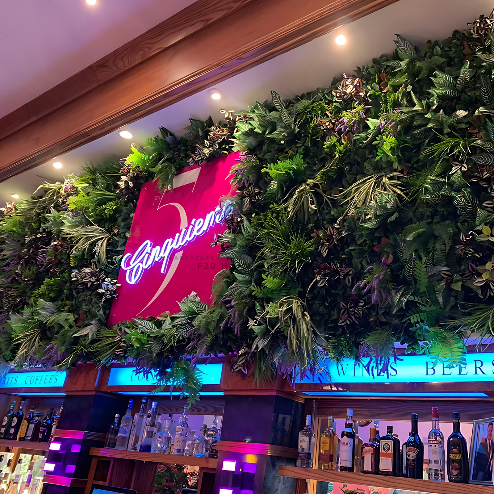 Tạo không gian xanh mát với tường cây giả rừng rậm nhiệt đới