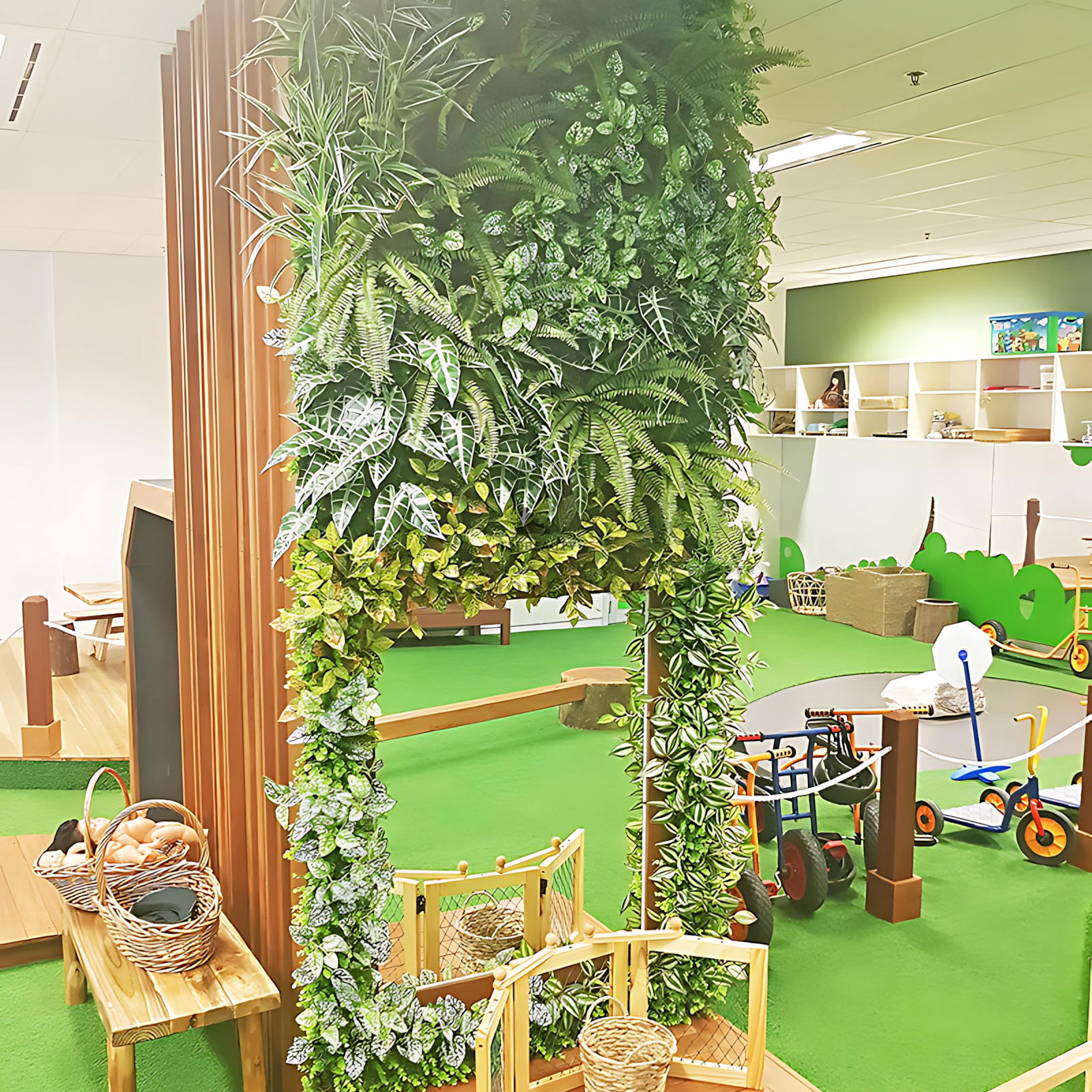 Tạo môi trường học tập thân thiện với tường cây giả trang trí