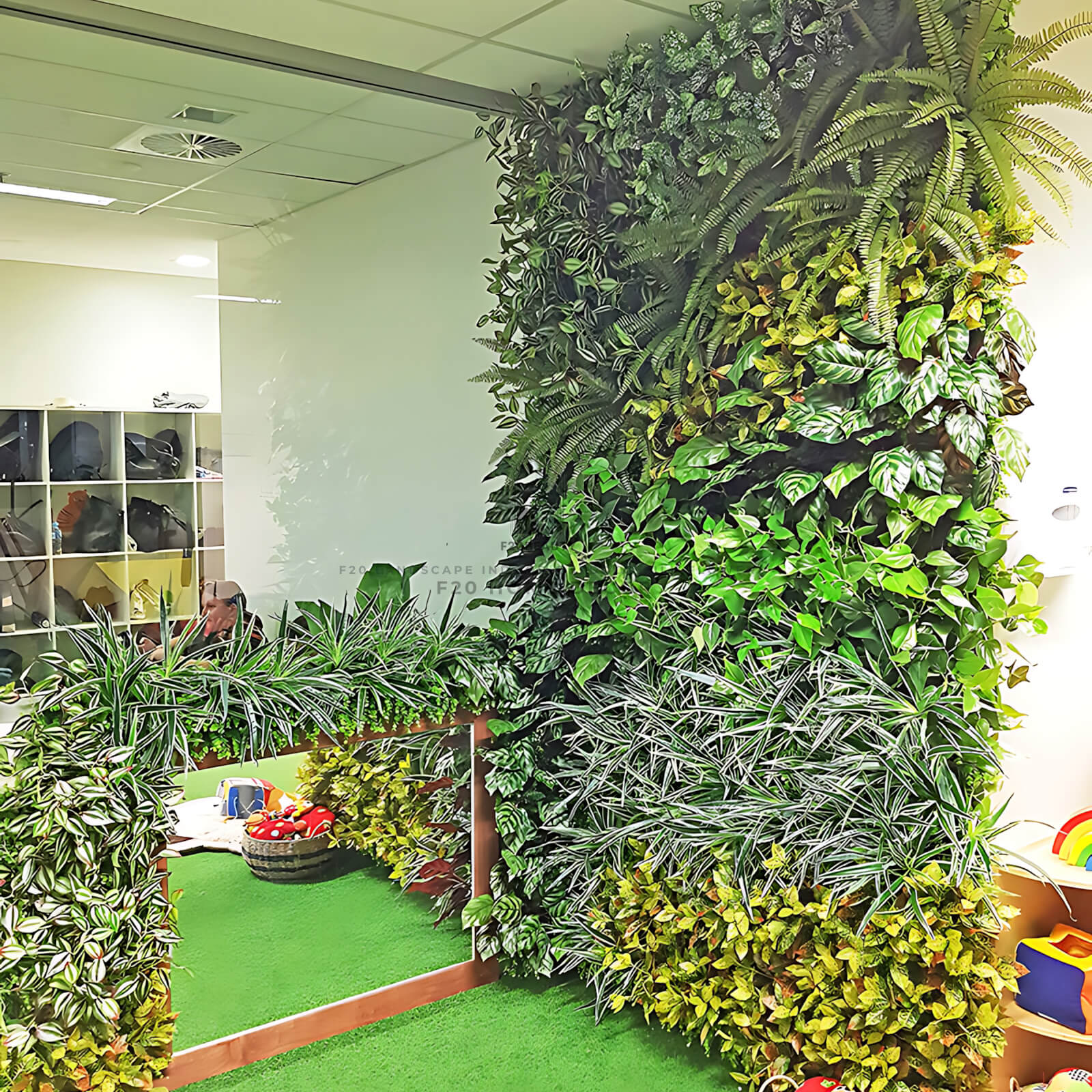 Thi công tường cây giả trang trí trường học