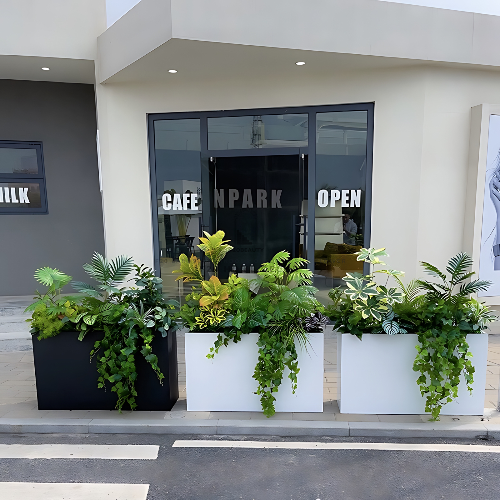 Bồn cây giả nhiệt đới trang trí cửa hàng tạo ấn tượng cho khách hàng