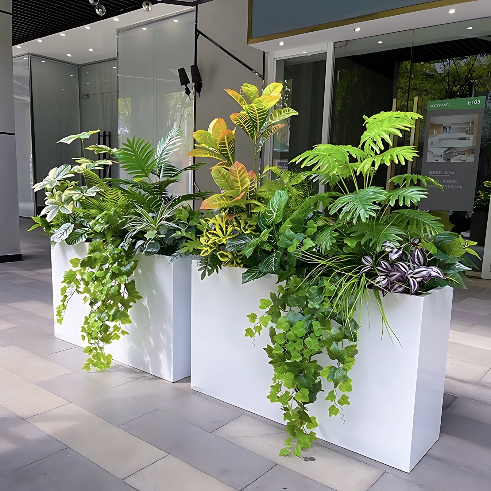 Trang trí cửa hàng với bồn cây giả nhiệt đới sang trọng