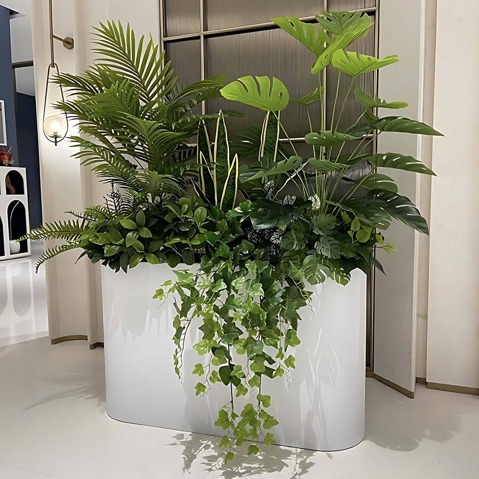 Bồn cây giả trang trí văn phòng hiện đại thêm phần thú vị cho nơi làm việc