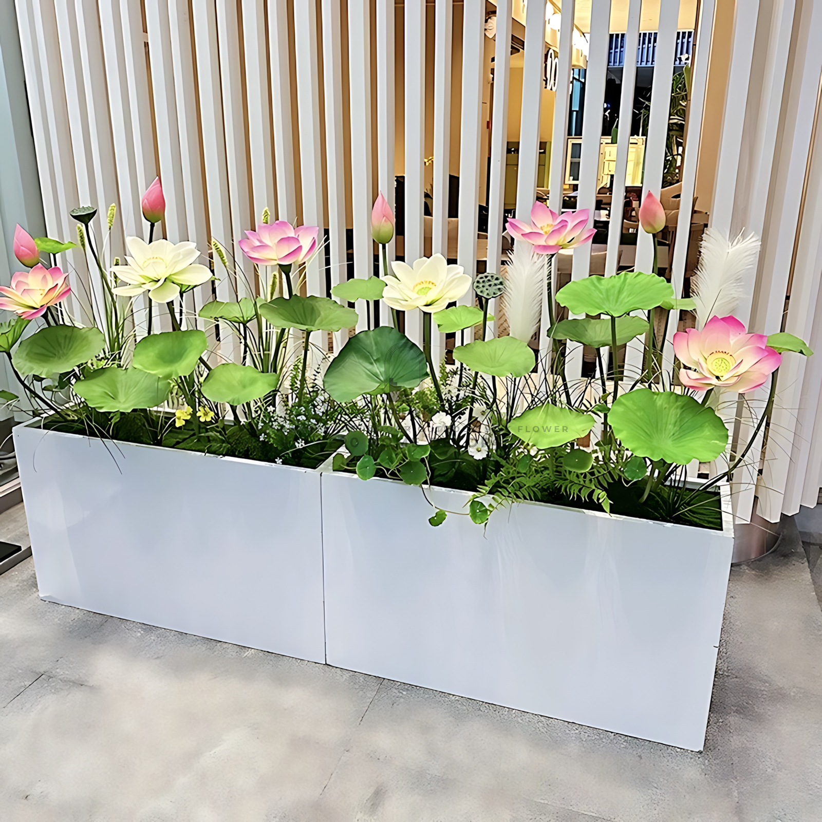 Bồn cây hoa sen giả trang trí cửa hàng sự lựa chọn hoàn hảo cho việc trang trí