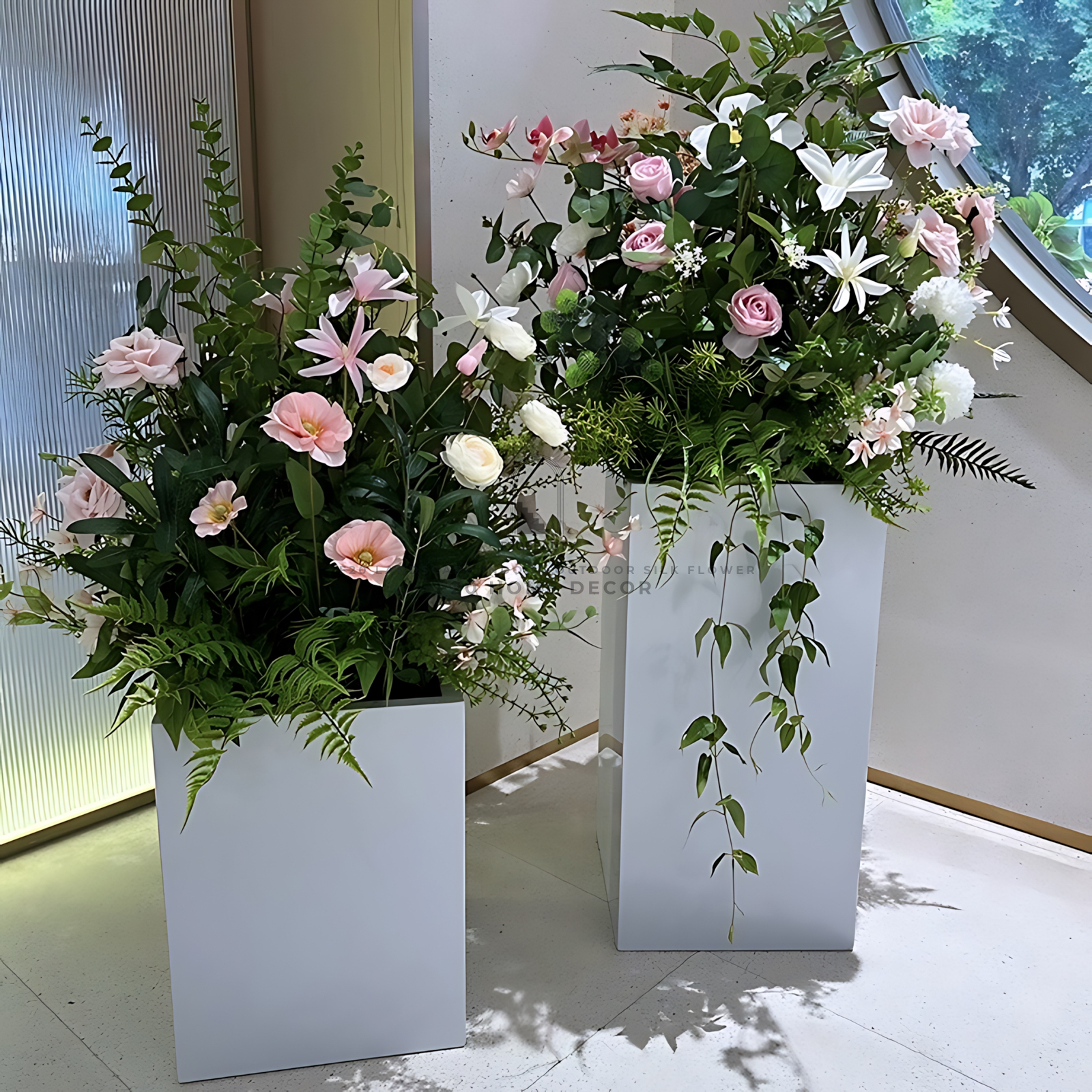 Bục cây hoa giả điểm lá nhiều màu sắc trang trí cửa hàng tạo không gian sống động và nổi bật
