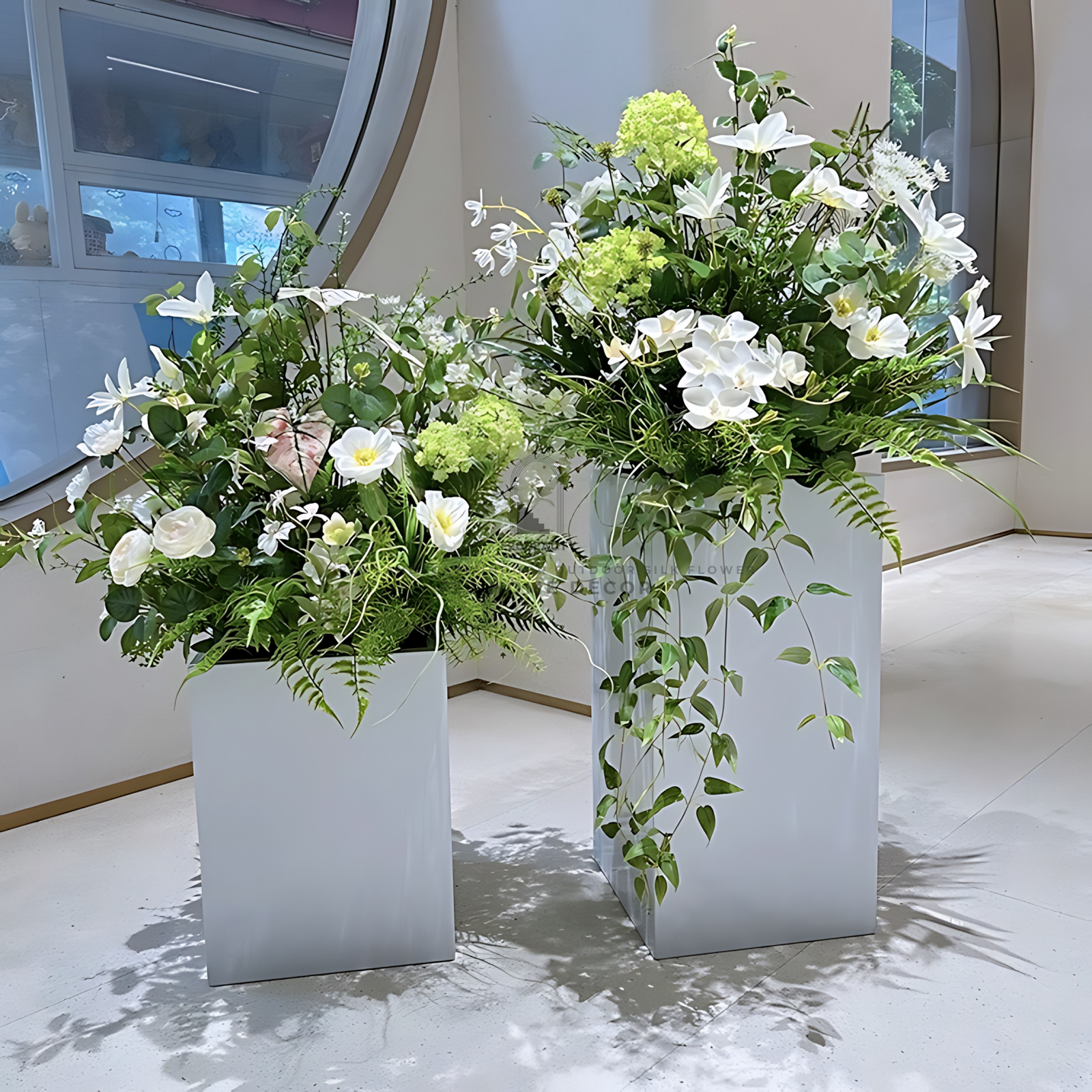 Bục cây hoa giả điểm lá nhiều màu sắc trang trí cửa hàng