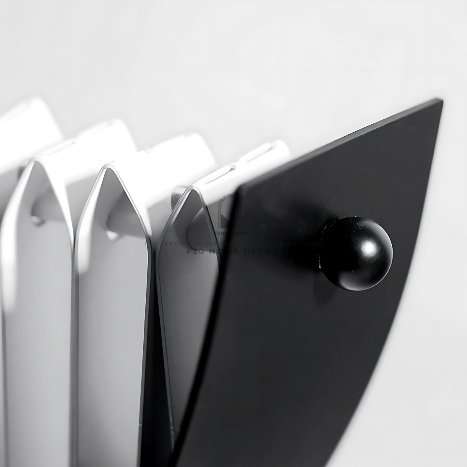 Hình ảnh chi tiết cây câu của tượng nghệ thuật cậu bé ngồi trên cây cầu