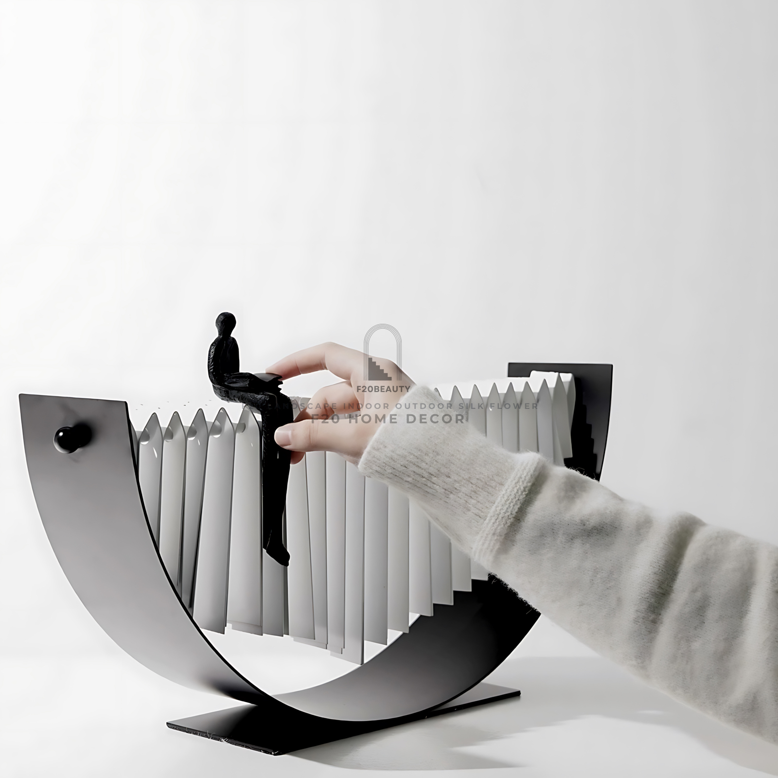 Tượng nghệ thuật cậu bé ngồi trên cây cầu đem tới sự bình yên trong không gian sống