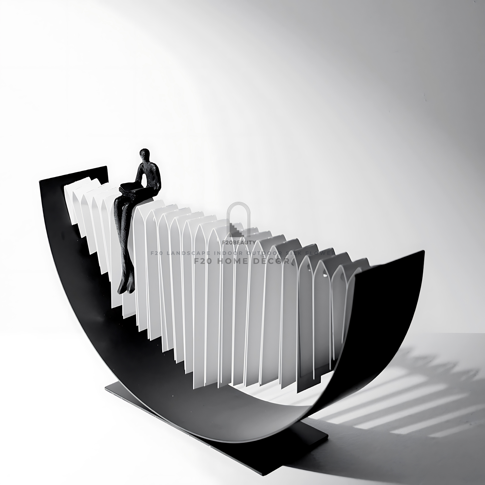 Tượng nghệ thuật cậu bé ngồi trên cây cầu mang vẻ đẹp thở mộng