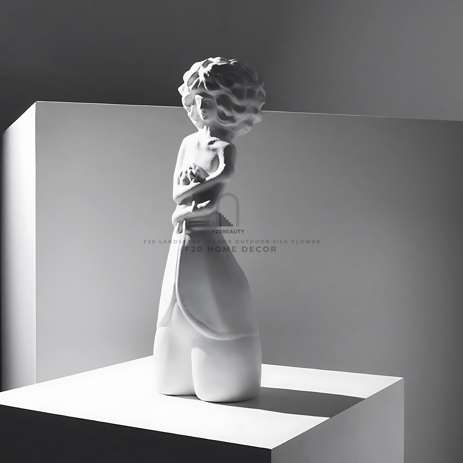 Tượng nghệ thuật cô gái Monasa đứng