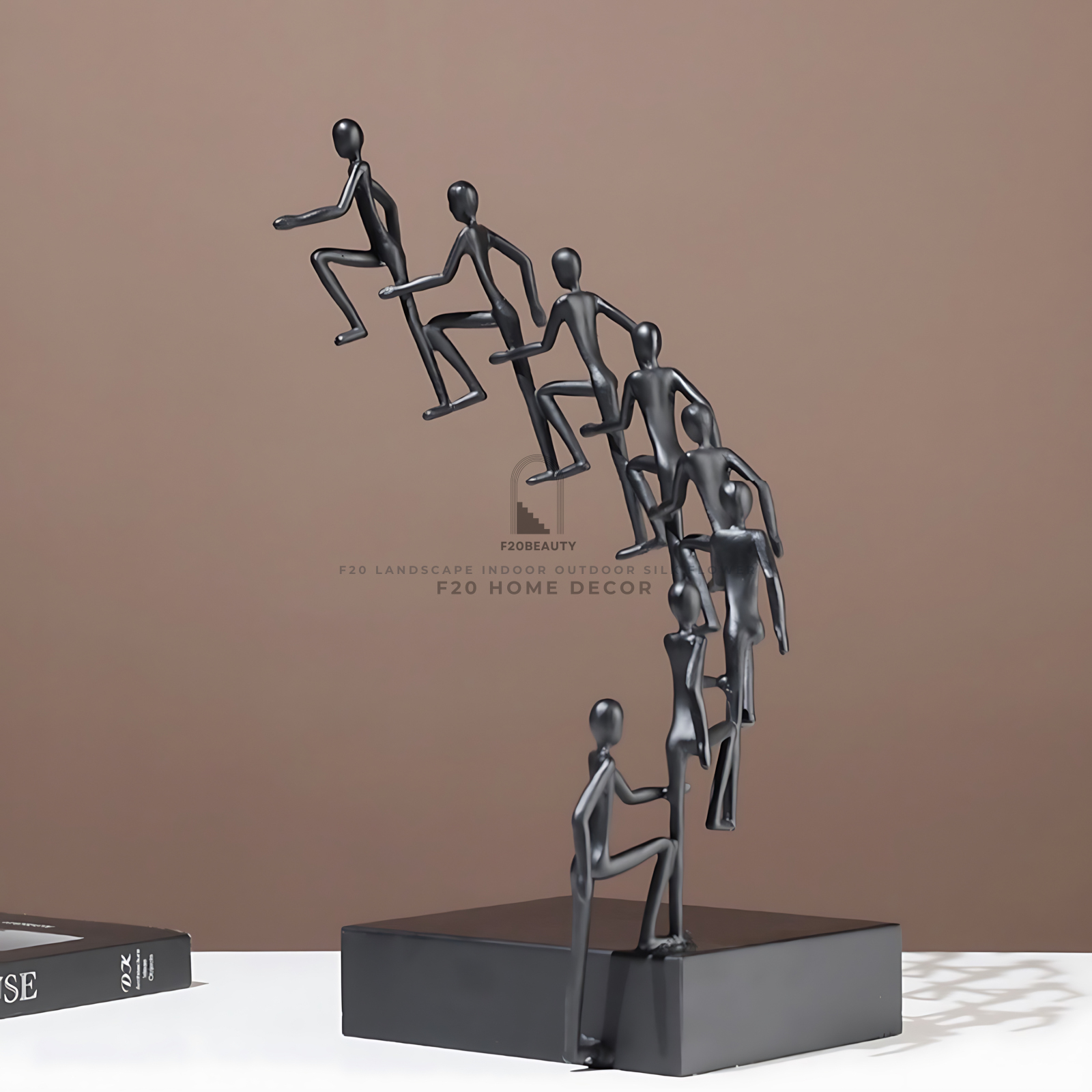 Tượng nghệ thuật điêu khắc người leo tầng thể hiện bước tiến không ngừng