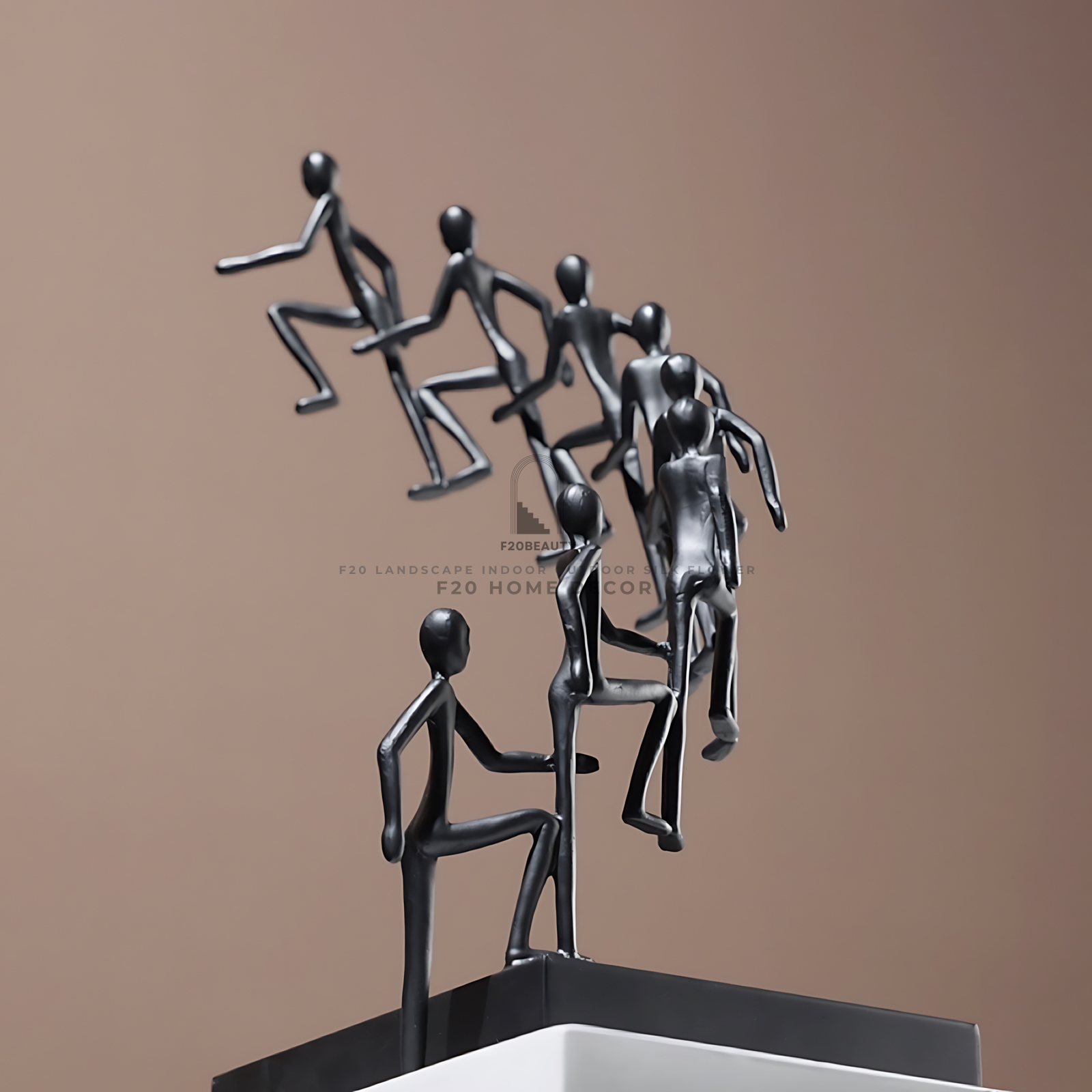 Tượng nghệ thuật điêu khắc người leo tầng biểu tượng sự kiên trì và quyết tâm