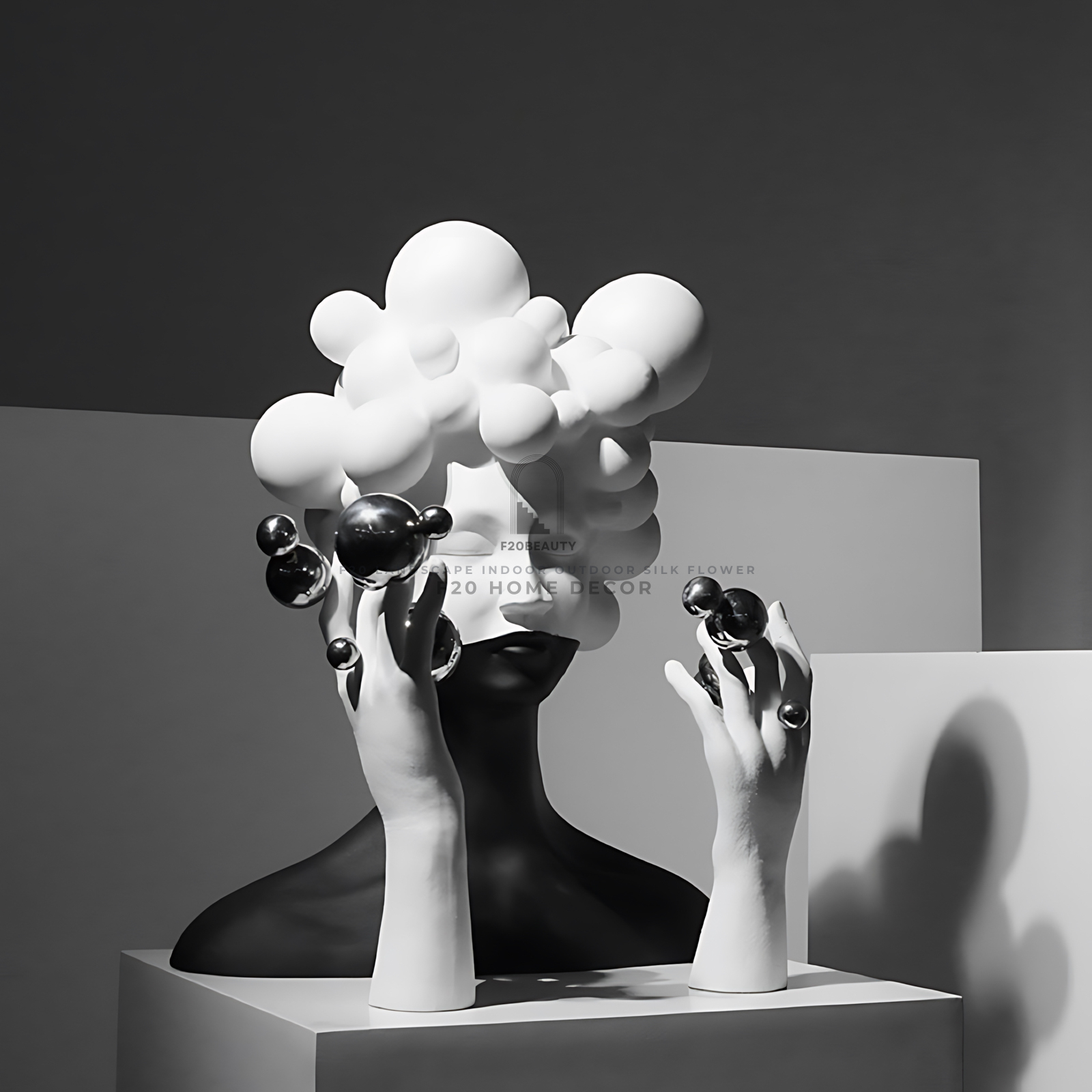 Tượng nghệ thuật cô gái đầu mây kết hợp với bàn tay