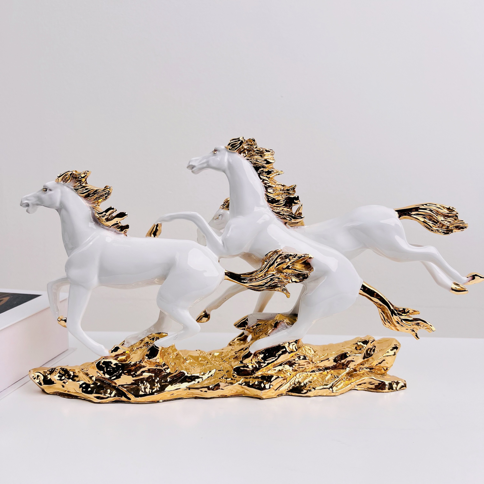 Món quà tặng tân gia, quà mừng mang nhiều ý nghĩa phong thủy - Tượng ngựa phi đường xa