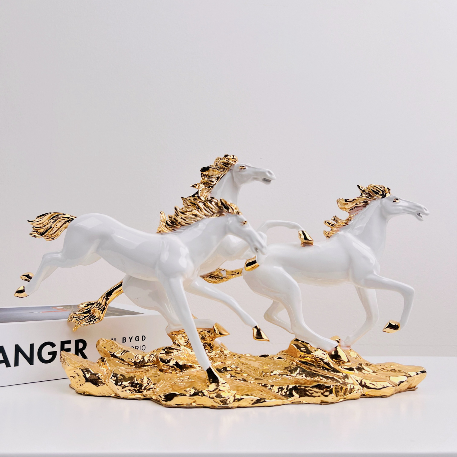 Tượng ngựa phi đường xa trang trí không gian nội thất