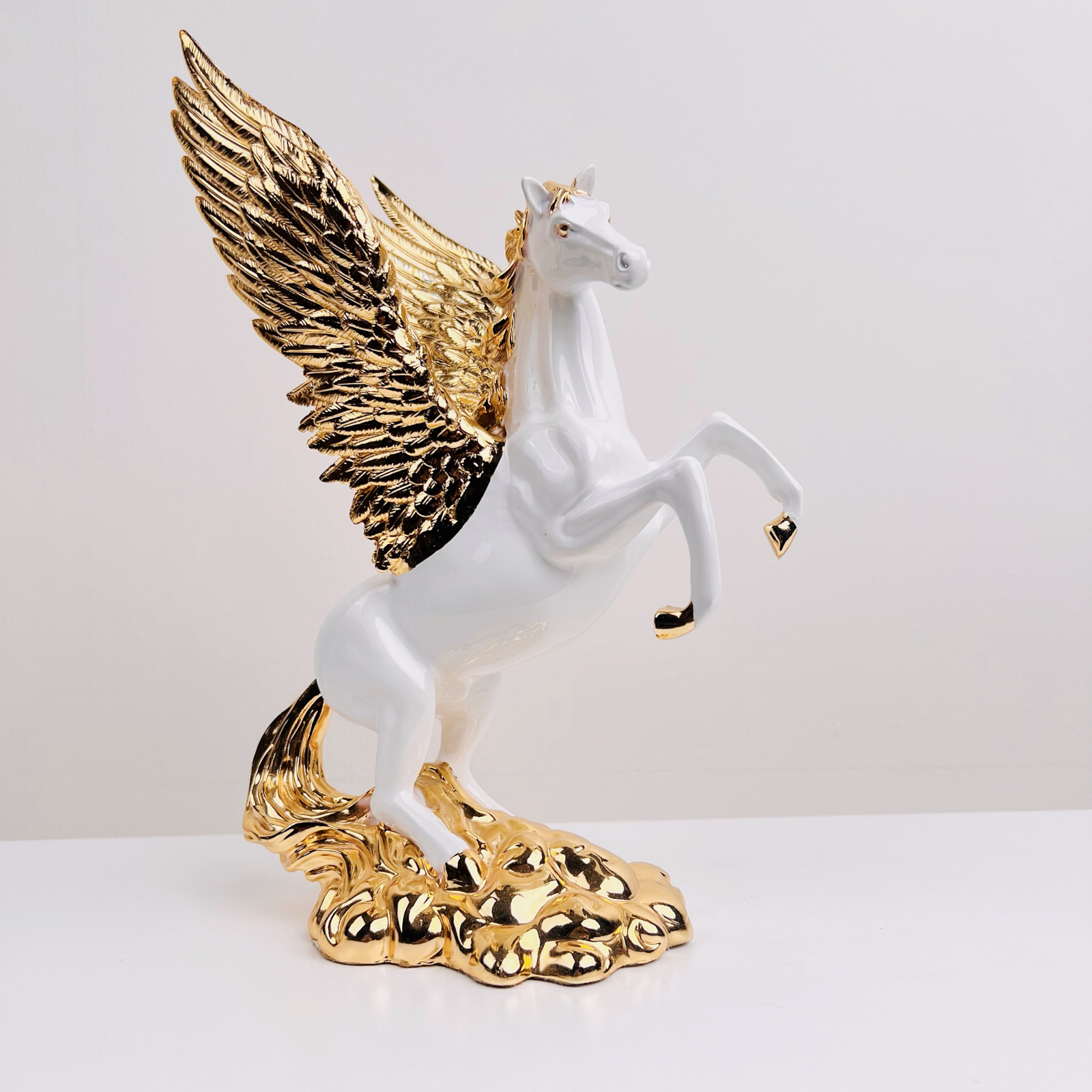 Tượng ngựa phi nước đại phong thủy tung cánh