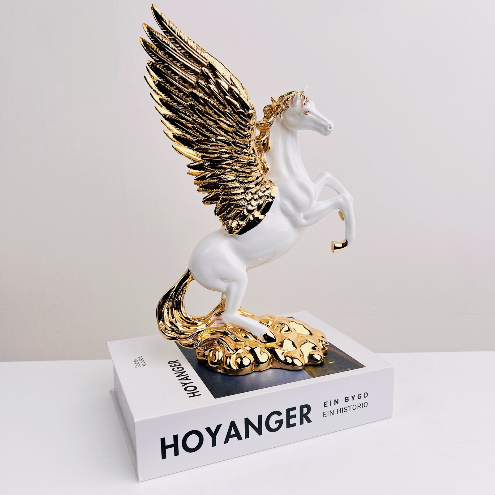 Tượng ngựa phi nước đại phong thủy tung cánh trang trí phòng khách hiện đại