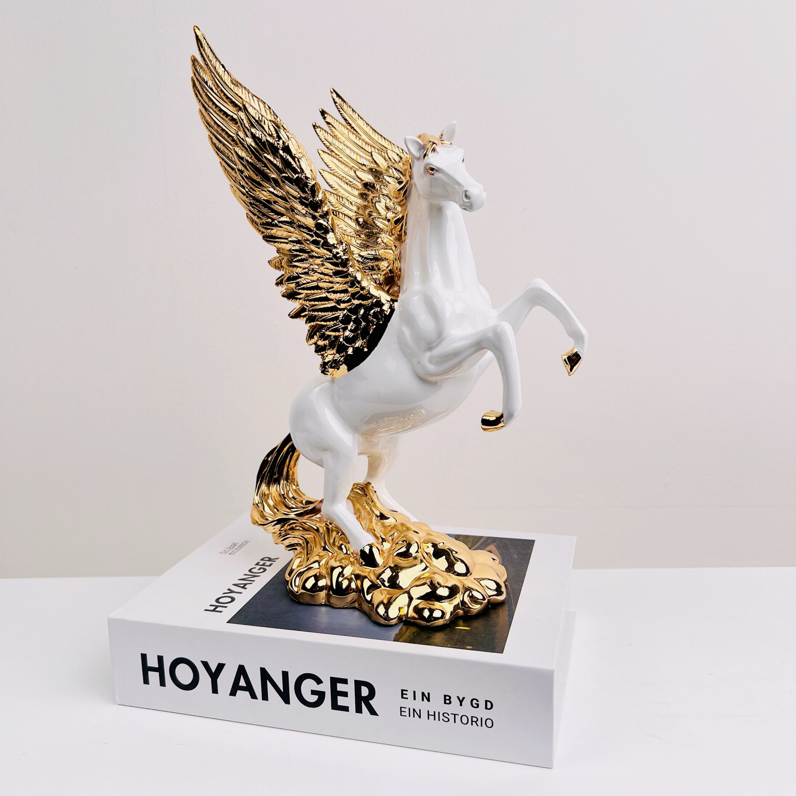 Tượng ngựa phi nước đại phong thủy tung cánh trang trí bàn làm việc