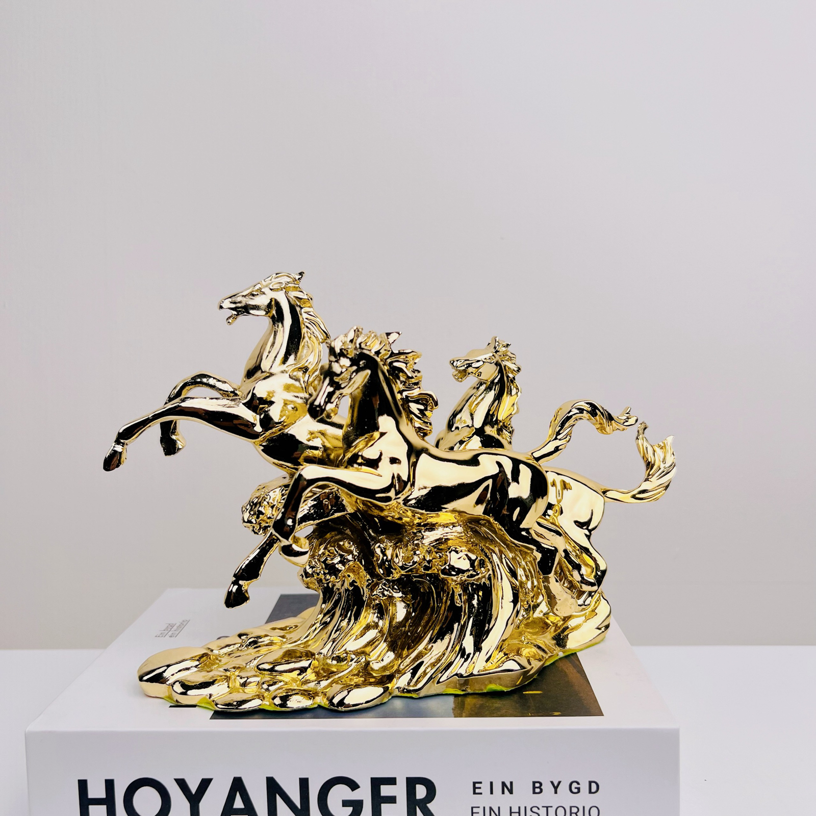 Tượng ngựa mã đáo thành công phong thủy mạ vàng