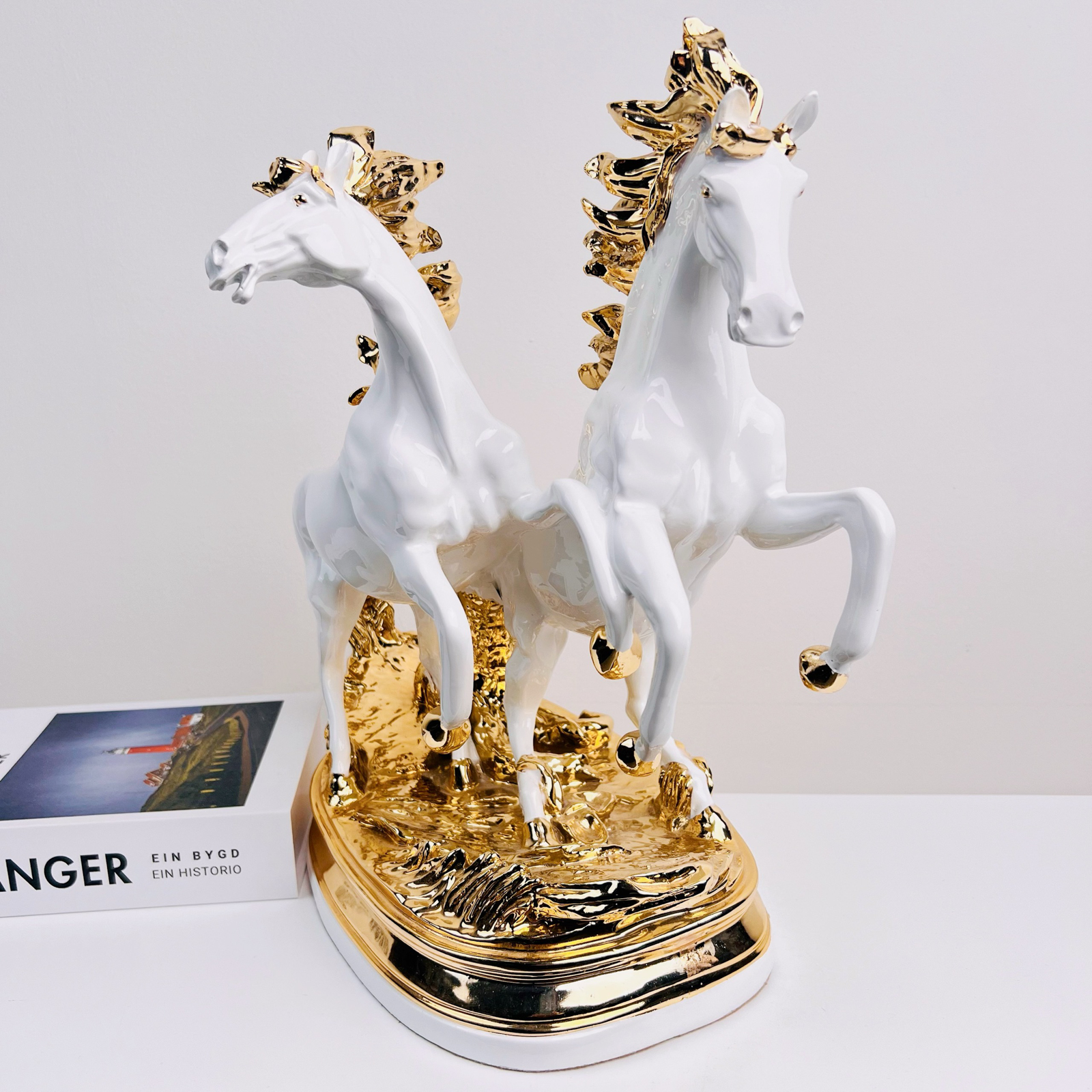 Tượng ngựa song mã đạp nước sang trọng và tinh tế