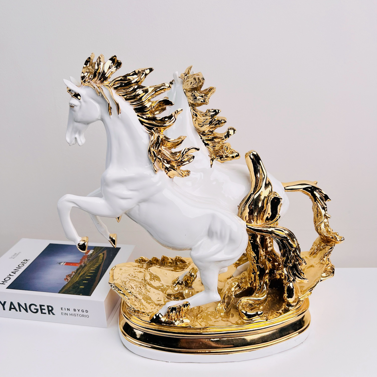 Tượng ngựa song mã đạp nước bạch kim: Điểm nhấn trong không gian nội thất