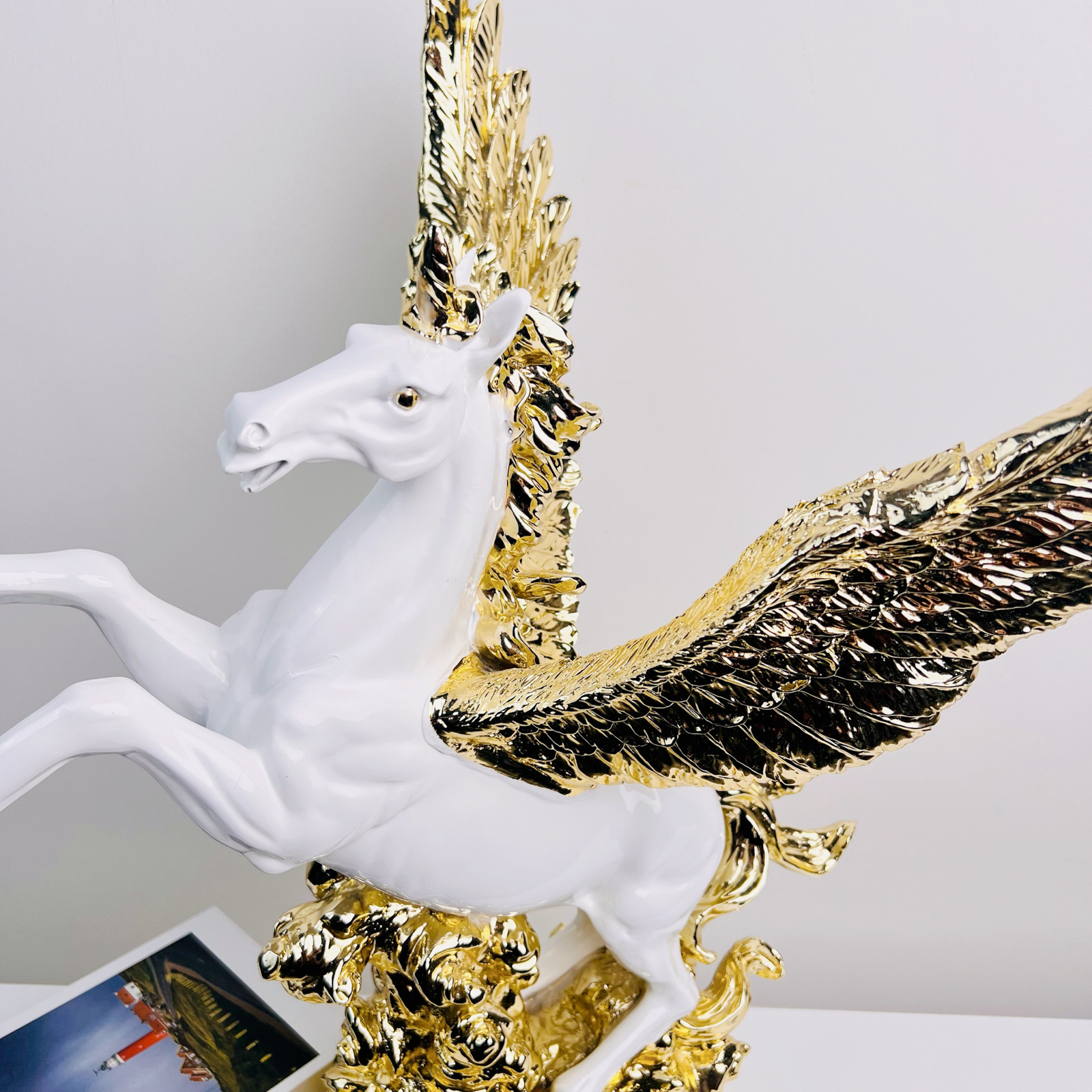 Phong thủy và nghệ thuật kết hợp: Tượng Pegasus là biểu tượng của thành công