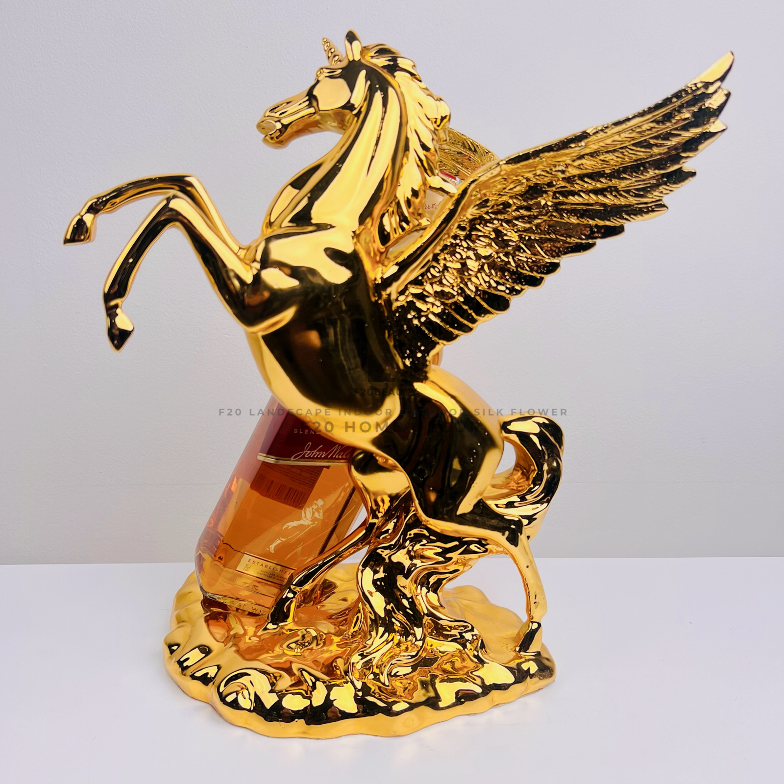 Kệ đựng rượu ngựa bay Pegasus màu vàng sang trọng