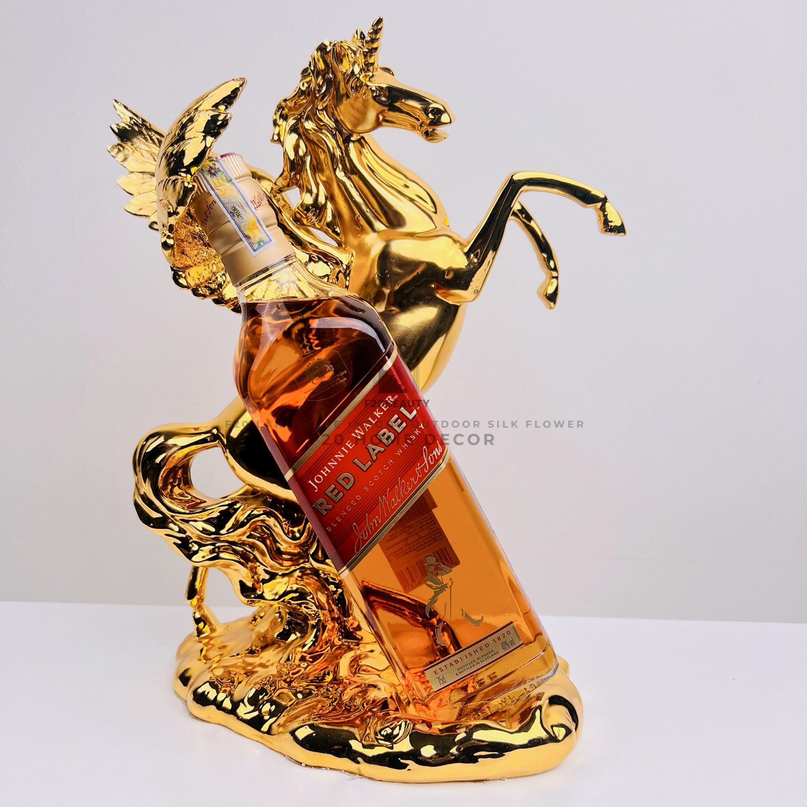 Lưu trữ rượu cùng phong cách với kệ ngựa bay Pegasus mạ vàng